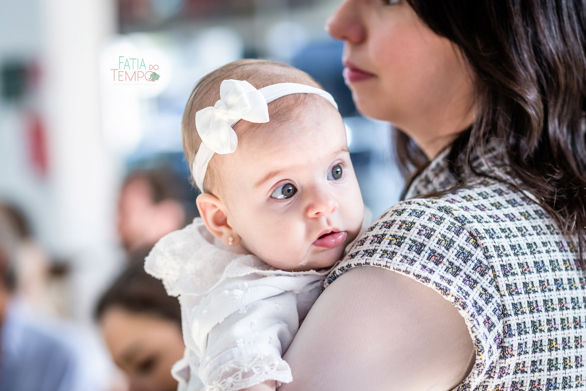 batizado, fé, bênção, cerimônia, criança, família, amor, espiritualidade, esperança, igreja, paz, oração, celebração, pureza, luz, comunhão, devoção, gratidão, tradição, sagrado, renascimento, batismo, proteção, alegria, união, cristianismo, sacramento, 