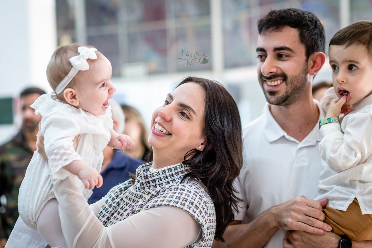 batizado, fé, bênção, cerimônia, criança, família, amor, espiritualidade, esperança, igreja, paz, oração, celebração, pureza, luz, comunhão, devoção, gratidão, tradição, sagrado, renascimento, batismo, proteção, alegria, união, cristianismo, sacramento, 
