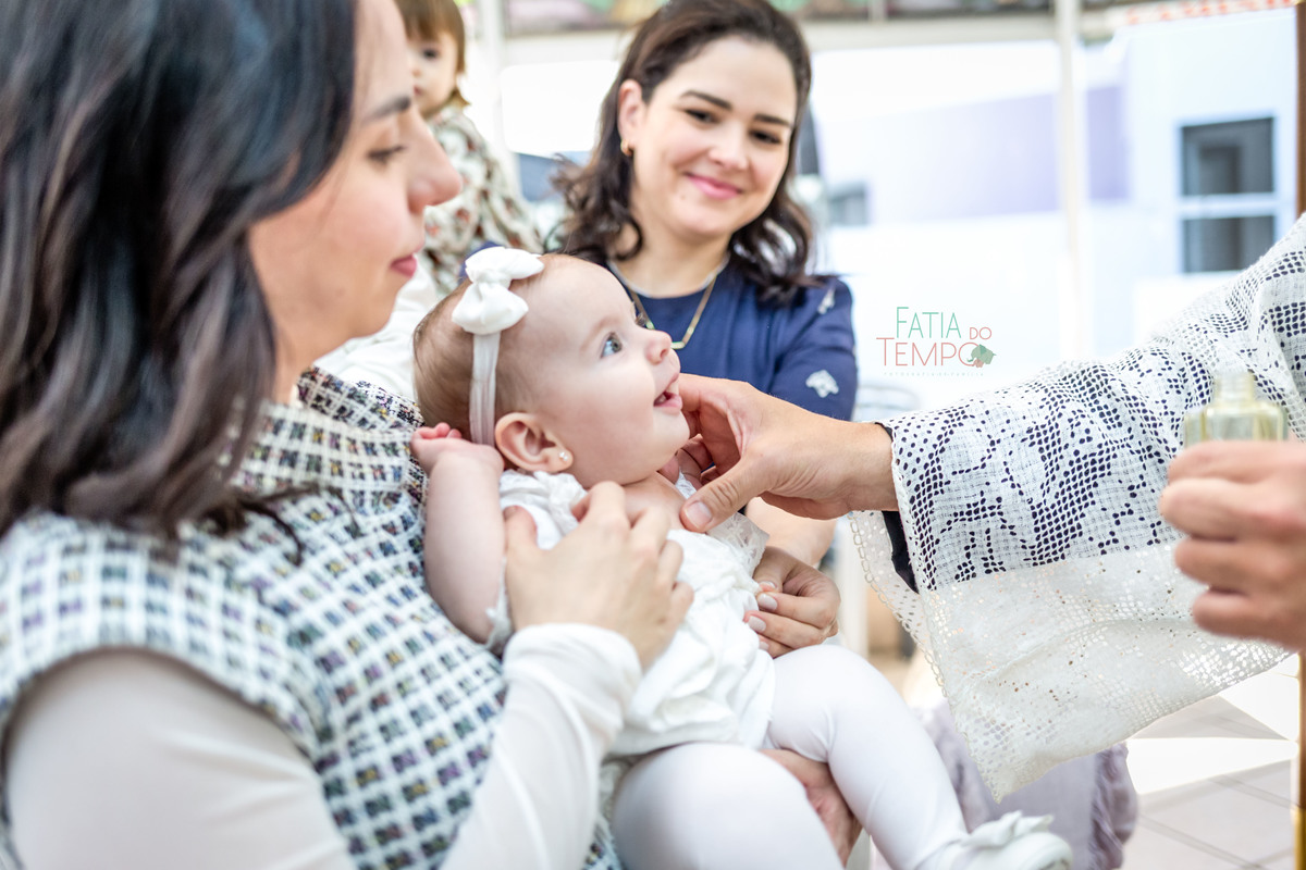 batizado, fé, bênção, cerimônia, criança, família, amor, espiritualidade, esperança, igreja, paz, oração, celebração, pureza, luz, comunhão, devoção, gratidão, tradição, sagrado, renascimento, batismo, proteção, alegria, união, cristianismo, sacramento, 