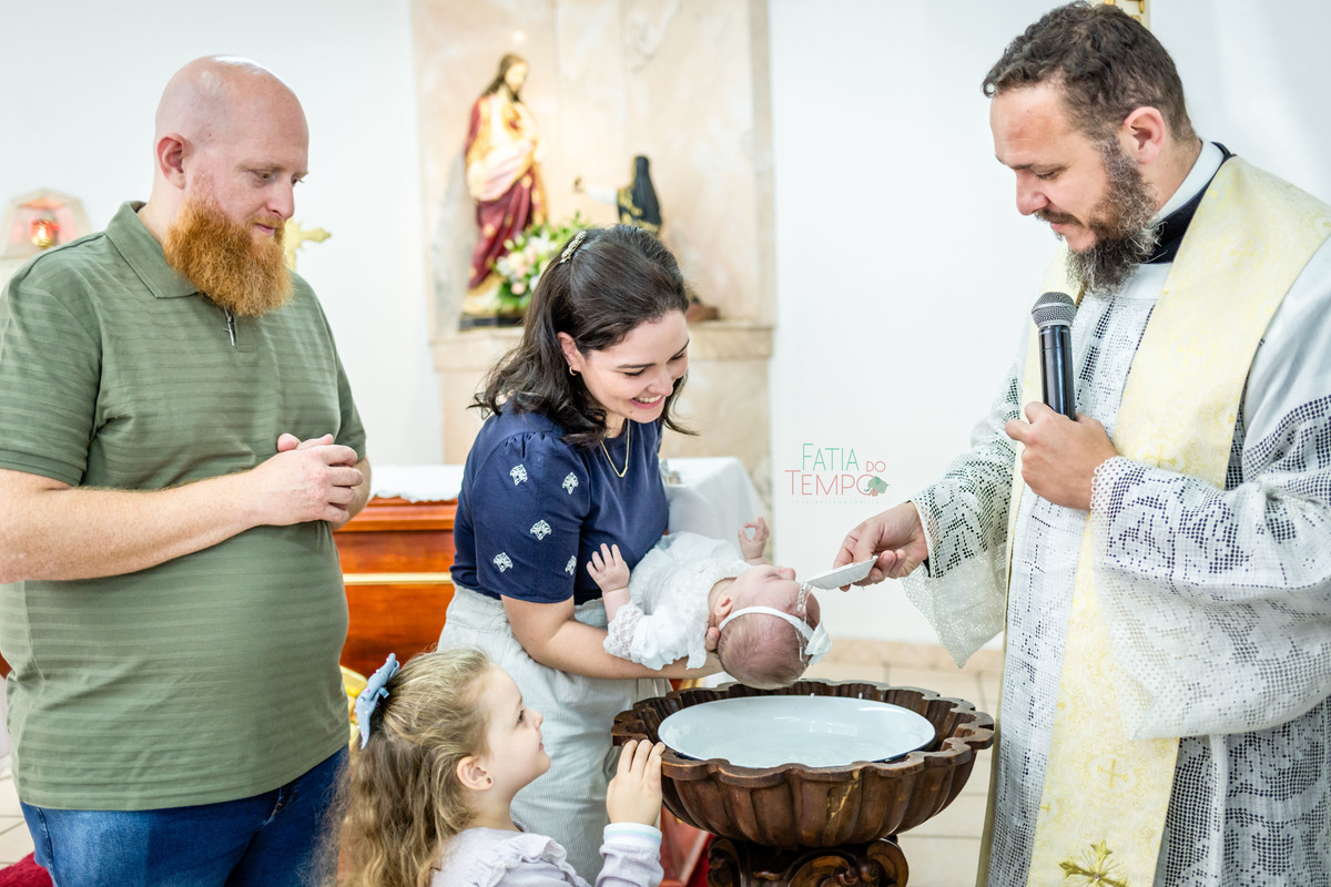 batizado, fé, bênção, cerimônia, criança, família, amor, espiritualidade, esperança, igreja, paz, oração, celebração, pureza, luz, comunhão, devoção, gratidão, tradição, sagrado, renascimento, batismo, proteção, alegria, união, cristianismo, sacramento, 