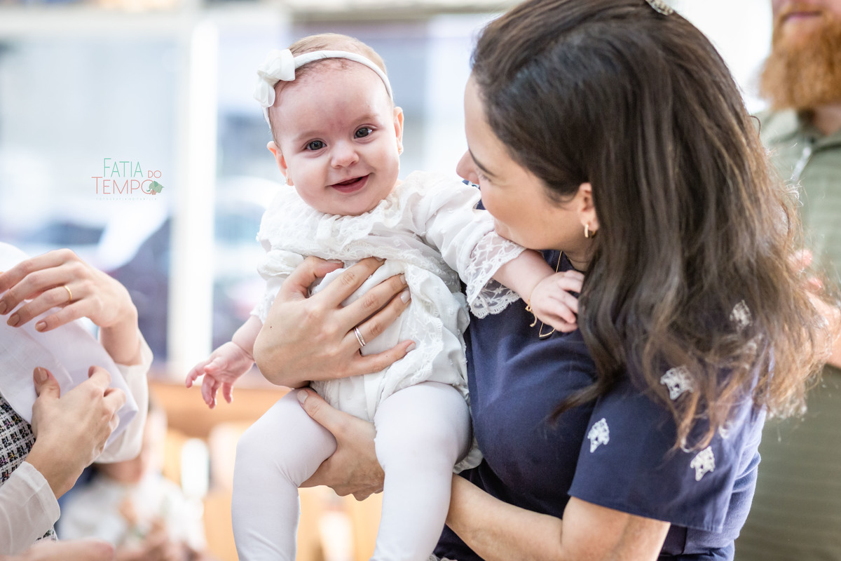 batizado, fé, bênção, cerimônia, criança, família, amor, espiritualidade, esperança, igreja, paz, oração, celebração, pureza, luz, comunhão, devoção, gratidão, tradição, sagrado, renascimento, batismo, proteção, alegria, união, cristianismo, sacramento, 