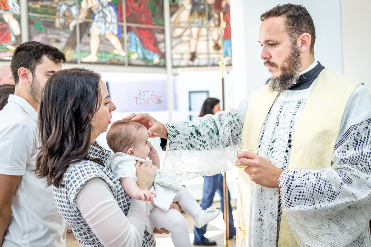 batizado, fé, bênção, cerimônia, criança, família, amor, espiritualidade, esperança, igreja, paz, oração, celebração, pureza, luz, comunhão, devoção, gratidão, tradição, sagrado, renascimento, batismo, proteção, alegria, união, cristianismo, sacramento, 
