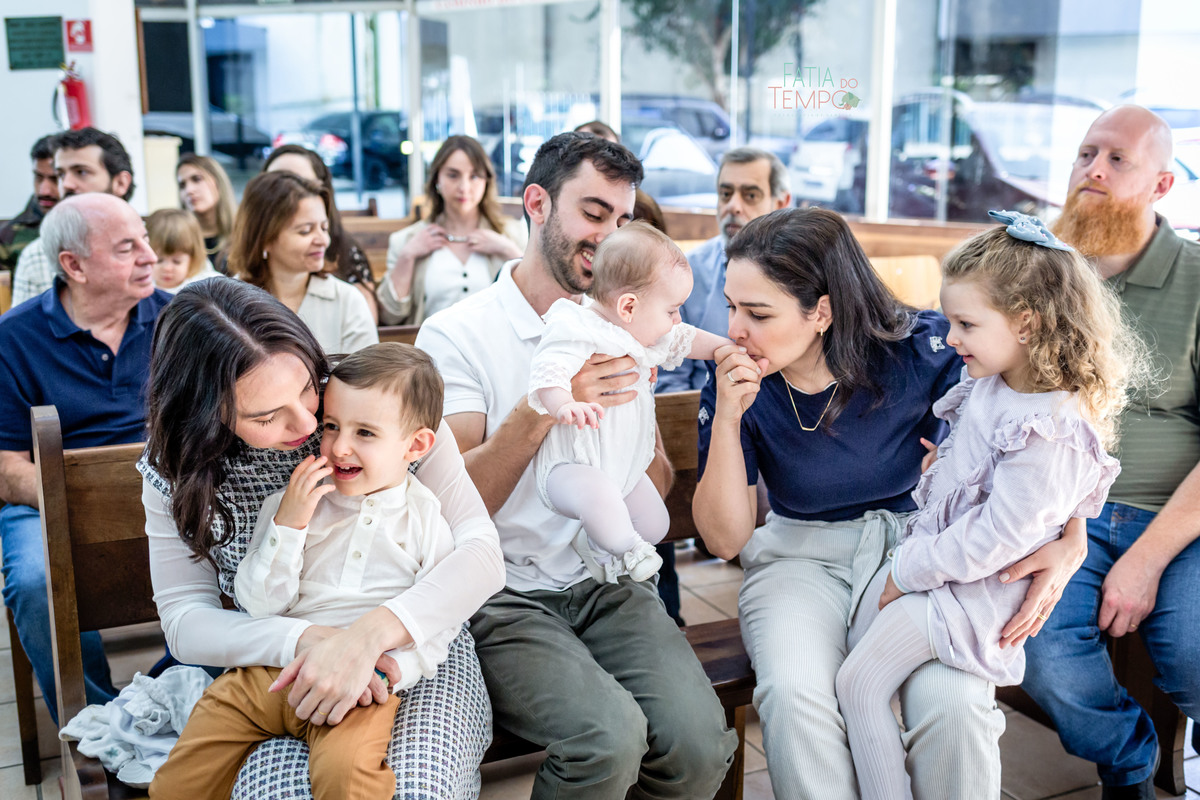 batizado, fé, bênção, cerimônia, criança, família, amor, espiritualidade, esperança, igreja, paz, oração, celebração, pureza, luz, comunhão, devoção, gratidão, tradição, sagrado, renascimento, batismo, proteção, alegria, união, cristianismo, sacramento, 