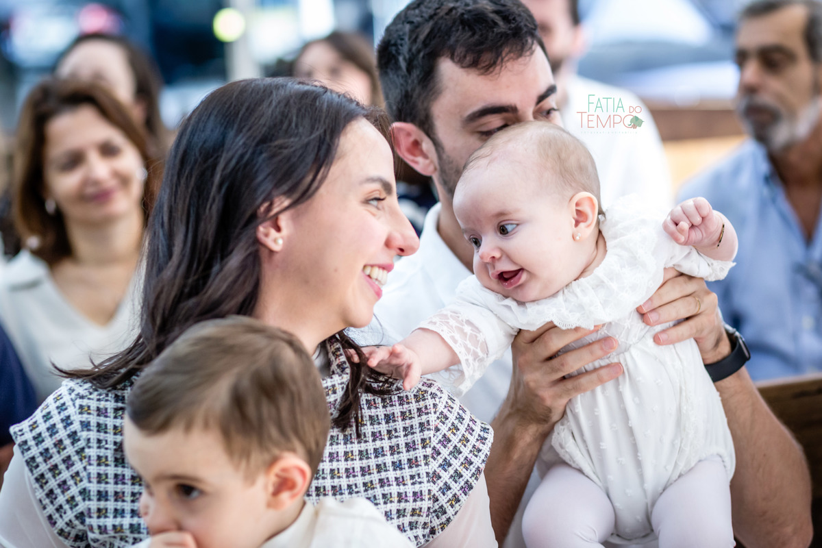 batizado, fé, bênção, cerimônia, criança, família, amor, espiritualidade, esperança, igreja, paz, oração, celebração, pureza, luz, comunhão, devoção, gratidão, tradição, sagrado, renascimento, batismo, proteção, alegria, união, cristianismo, sacramento, 