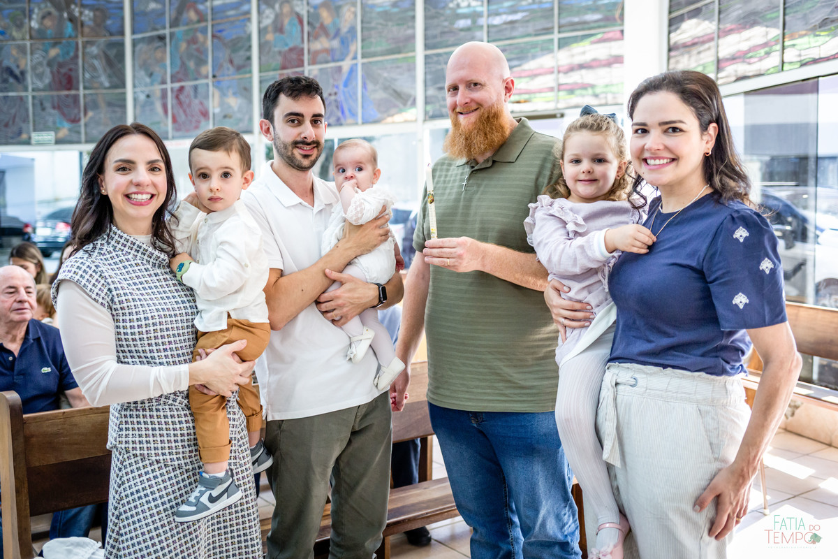 batizado, fé, bênção, cerimônia, criança, família, amor, espiritualidade, esperança, igreja, paz, oração, celebração, pureza, luz, comunhão, devoção, gratidão, tradição, sagrado, renascimento, batismo, proteção, alegria, união, cristianismo, sacramento, 
