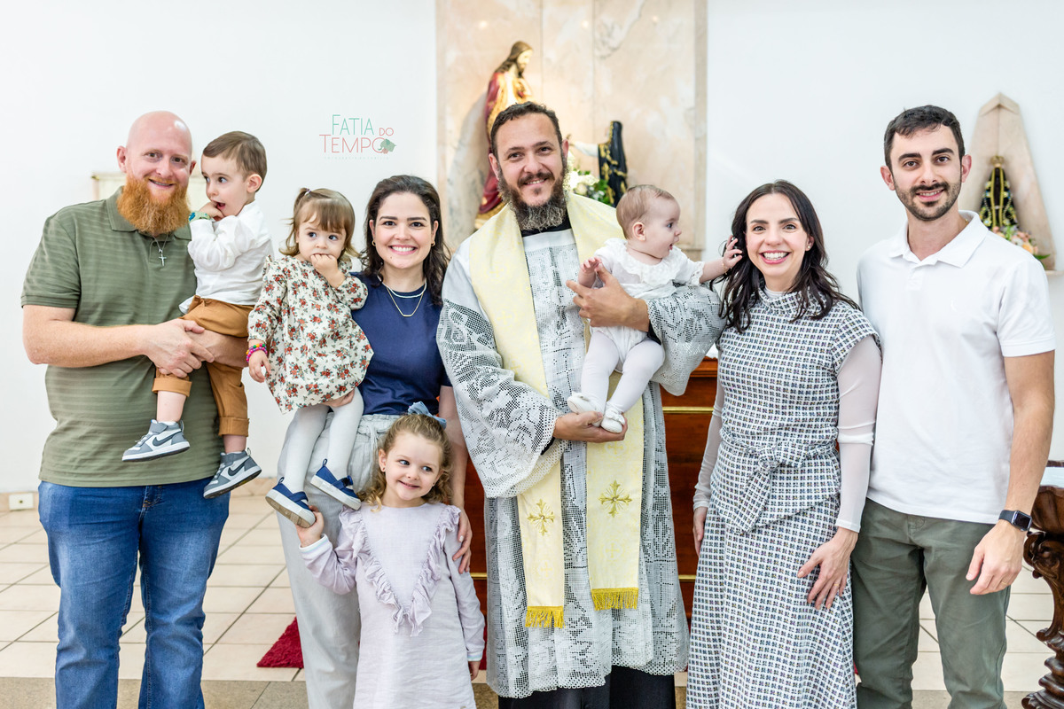 batizado, fé, bênção, cerimônia, criança, família, amor, espiritualidade, esperança, igreja, paz, oração, celebração, pureza, luz, comunhão, devoção, gratidão, tradição, sagrado, renascimento, batismo, proteção, alegria, união, cristianismo, sacramento, 