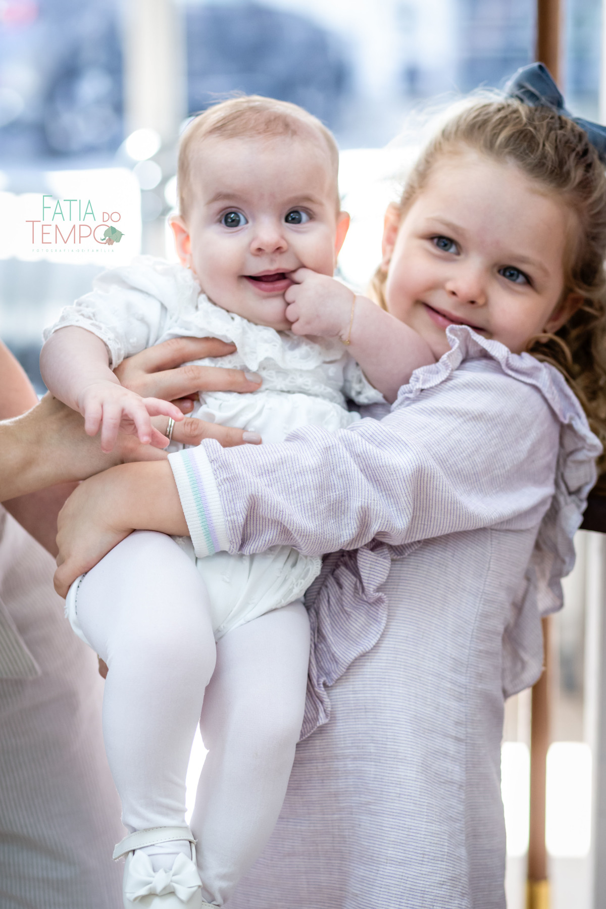 batizado, fé, bênção, cerimônia, criança, família, amor, espiritualidade, esperança, igreja, paz, oração, celebração, pureza, luz, comunhão, devoção, gratidão, tradição, sagrado, renascimento, batismo, proteção, alegria, união, cristianismo, sacramento, 