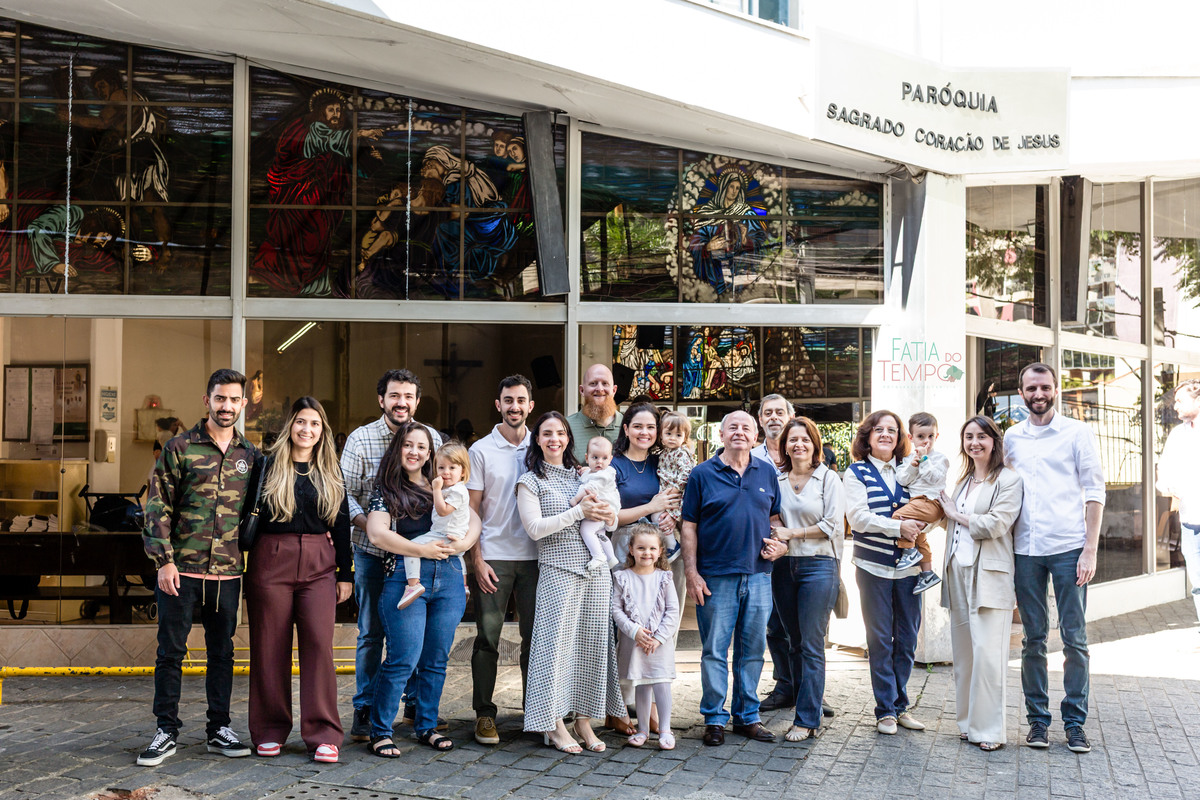 batizado, fé, bênção, cerimônia, criança, família, amor, espiritualidade, esperança, igreja, paz, oração, celebração, pureza, luz, comunhão, devoção, gratidão, tradição, sagrado, renascimento, batismo, proteção, alegria, união, cristianismo, sacramento, 