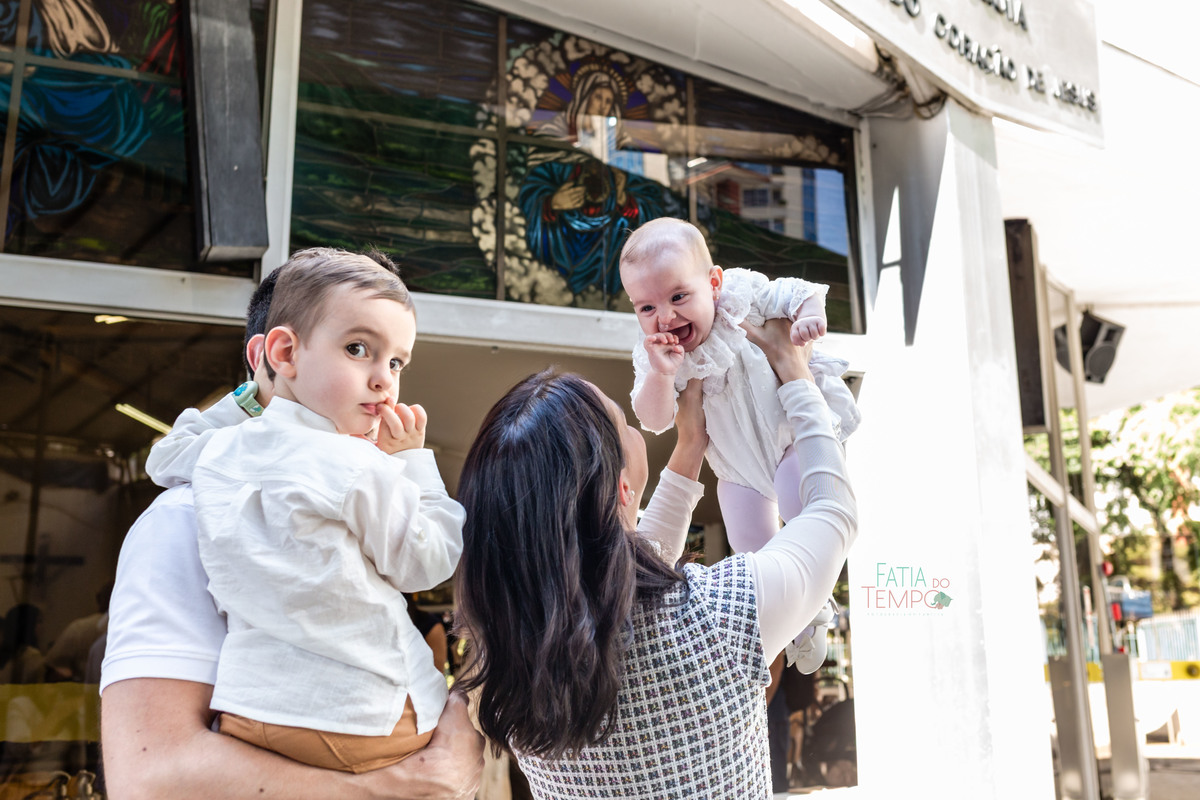 batizado, fé, bênção, cerimônia, criança, família, amor, espiritualidade, esperança, igreja, paz, oração, celebração, pureza, luz, comunhão, devoção, gratidão, tradição, sagrado, renascimento, batismo, proteção, alegria, união, cristianismo, sacramento, 