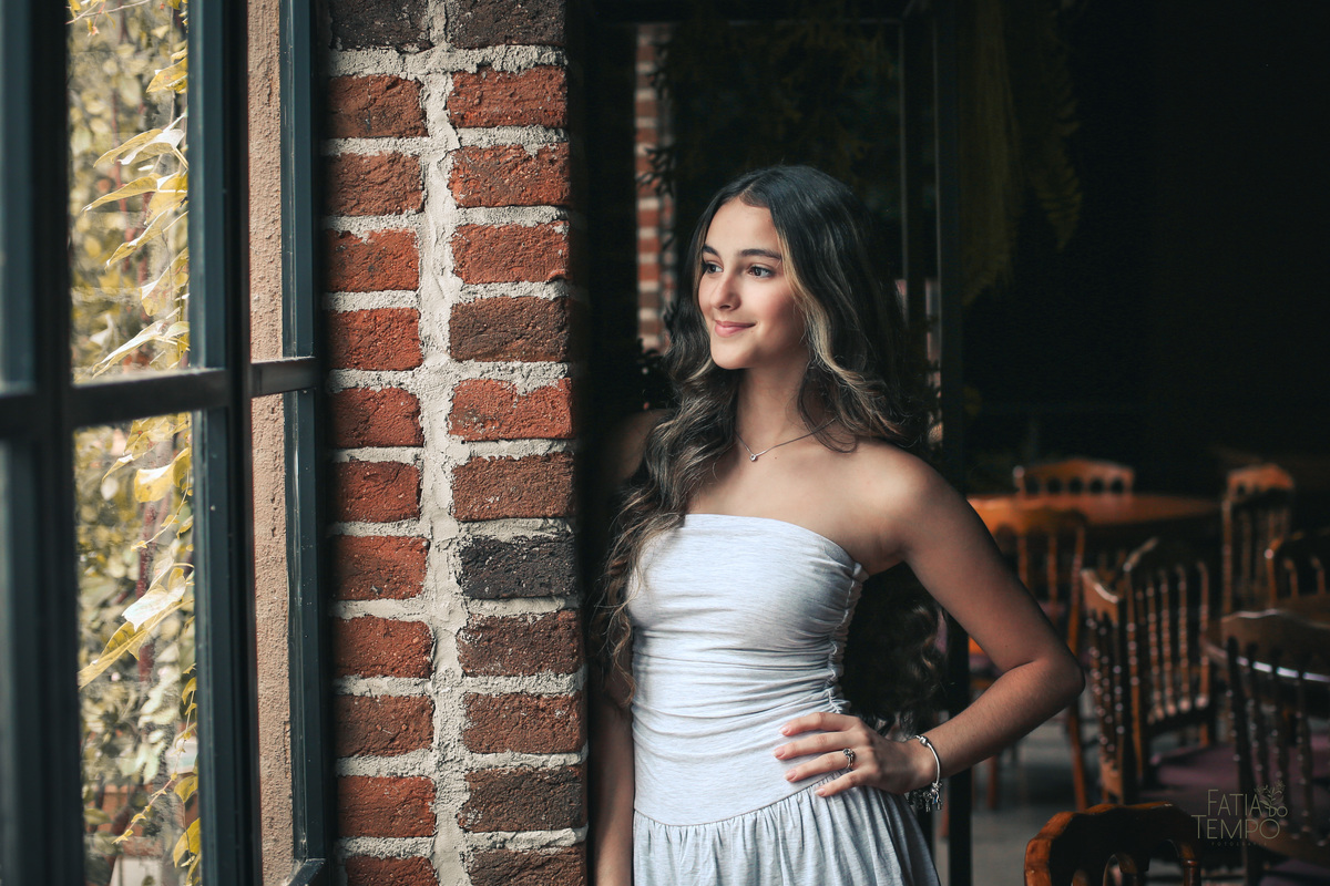 ensaio fotográfico, 15 anos, debutante, Sítio São Jorge, natureza, campo, vestido de debutante, luz natural, pôr do sol, elegância, juventude, celebração, flores, fotos externas, ensaio ao ar livre, beleza natural, sorriso, espontaneidade, emoção, estilo,