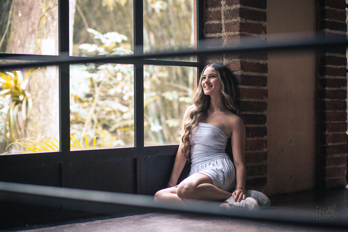 ensaio fotográfico, 15 anos, debutante, Sítio São Jorge, natureza, campo, vestido de debutante, luz natural, pôr do sol, elegância, juventude, celebração, flores, fotos externas, ensaio ao ar livre, beleza natural, sorriso, espontaneidade, emoção, estilo,