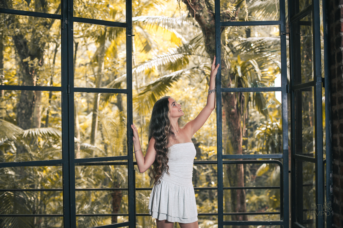 ensaio fotográfico, 15 anos, debutante, Sítio São Jorge, natureza, campo, vestido de debutante, luz natural, pôr do sol, elegância, juventude, celebração, flores, fotos externas, ensaio ao ar livre, beleza natural, sorriso, espontaneidade, emoção, estilo,