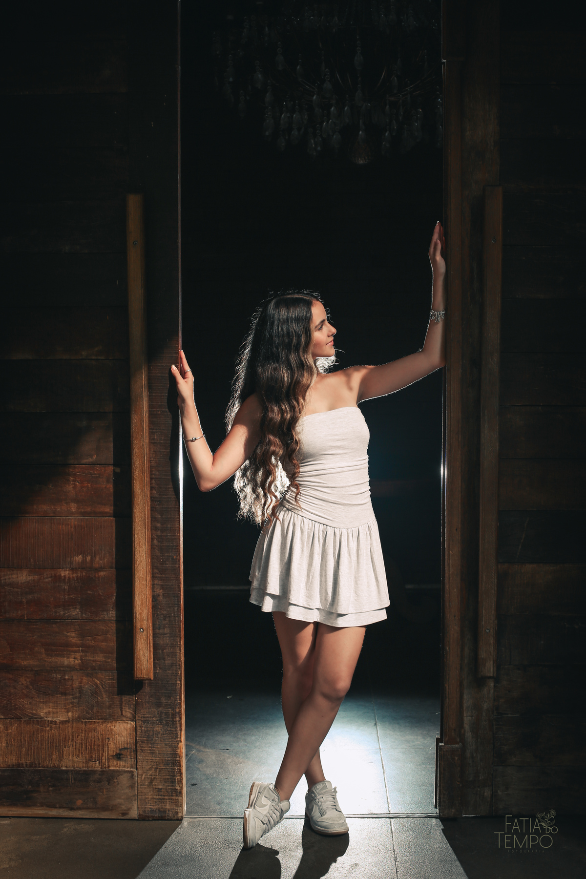 ensaio fotográfico, 15 anos, debutante, Sítio São Jorge, natureza, campo, vestido de debutante, luz natural, pôr do sol, elegância, juventude, celebração, flores, fotos externas, ensaio ao ar livre, beleza natural, sorriso, espontaneidade, emoção, estilo,