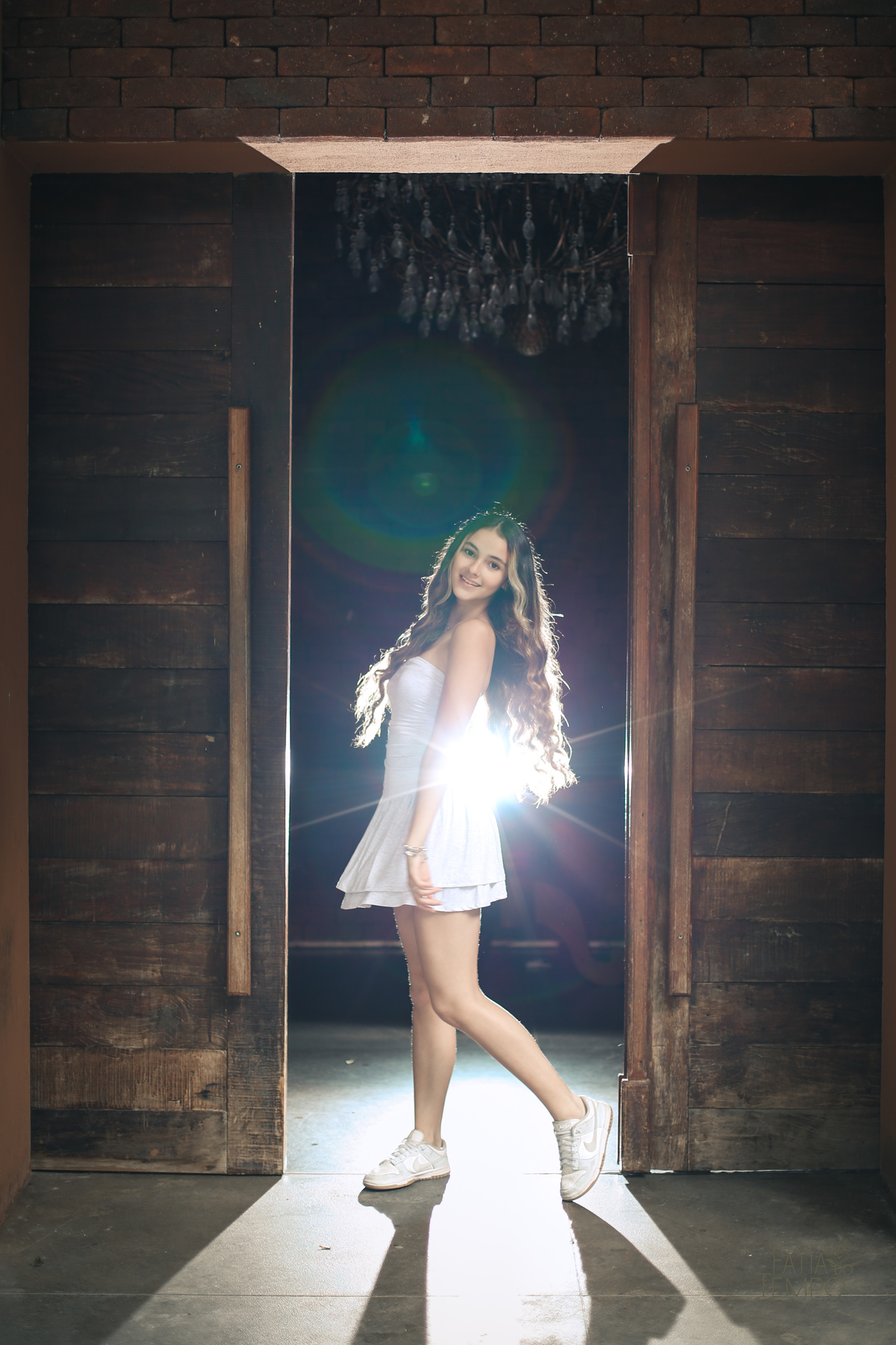 ensaio fotográfico, 15 anos, debutante, Sítio São Jorge, natureza, campo, vestido de debutante, luz natural, pôr do sol, elegância, juventude, celebração, flores, fotos externas, ensaio ao ar livre, beleza natural, sorriso, espontaneidade, emoção, estilo,