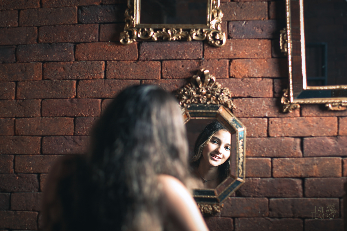 ensaio fotográfico, 15 anos, debutante, Sítio São Jorge, natureza, campo, vestido de debutante, luz natural, pôr do sol, elegância, juventude, celebração, flores, fotos externas, ensaio ao ar livre, beleza natural, sorriso, espontaneidade, emoção, estilo,