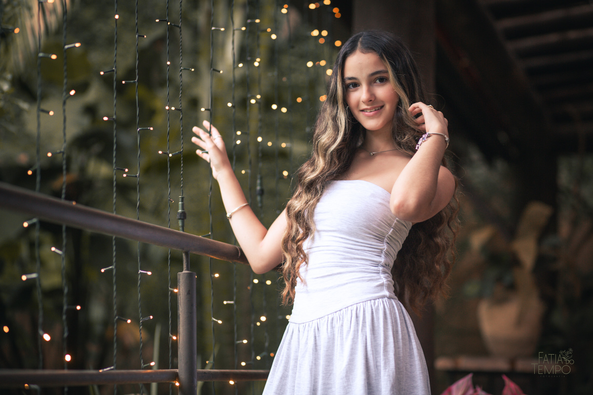 ensaio fotográfico, 15 anos, debutante, Sítio São Jorge, natureza, campo, vestido de debutante, luz natural, pôr do sol, elegância, juventude, celebração, flores, fotos externas, ensaio ao ar livre, beleza natural, sorriso, espontaneidade, emoção, estilo,