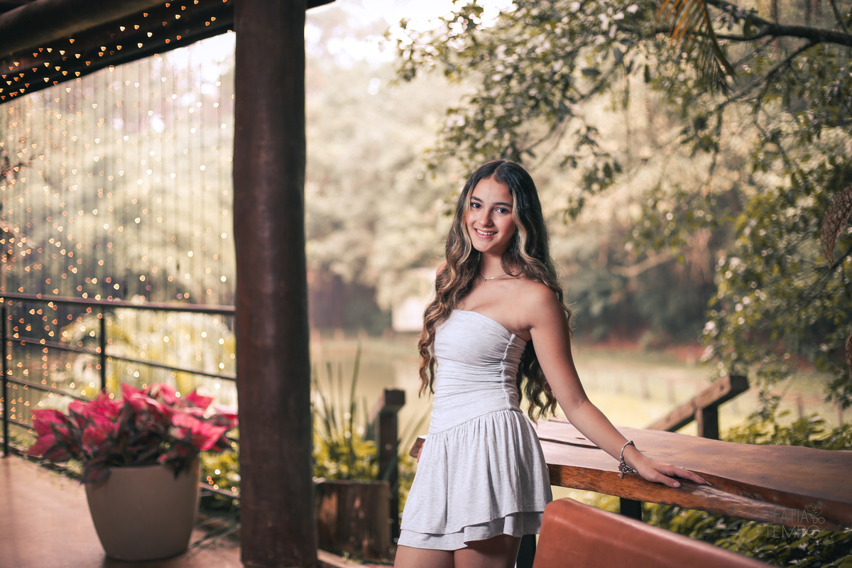 ensaio fotográfico, 15 anos, debutante, Sítio São Jorge, natureza, campo, vestido de debutante, luz natural, pôr do sol, elegância, juventude, celebração, flores, fotos externas, ensaio ao ar livre, beleza natural, sorriso, espontaneidade, emoção, estilo,