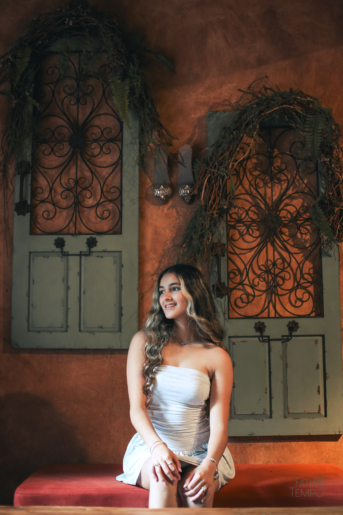 ensaio fotográfico, 15 anos, debutante, Sítio São Jorge, natureza, campo, vestido de debutante, luz natural, pôr do sol, elegância, juventude, celebração, flores, fotos externas, ensaio ao ar livre, beleza natural, sorriso, espontaneidade, emoção, estilo,