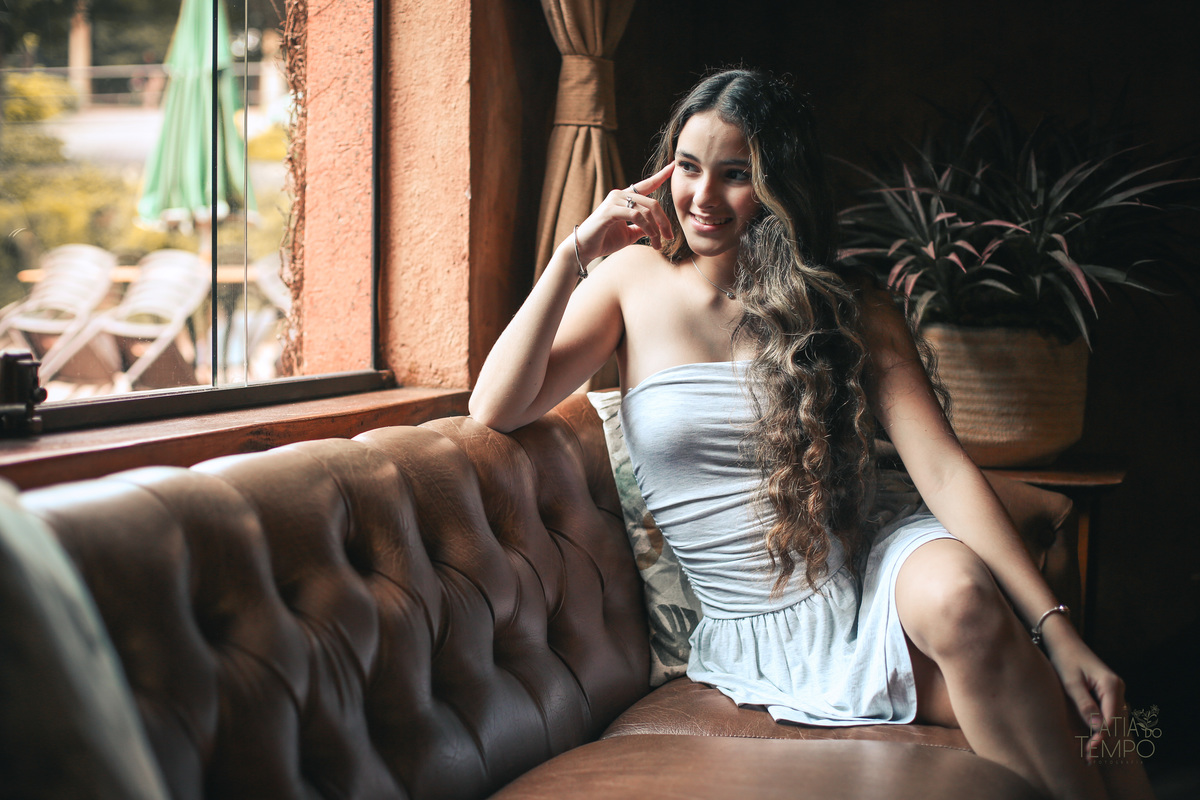ensaio fotográfico, 15 anos, debutante, Sítio São Jorge, natureza, campo, vestido de debutante, luz natural, pôr do sol, elegância, juventude, celebração, flores, fotos externas, ensaio ao ar livre, beleza natural, sorriso, espontaneidade, emoção, estilo,