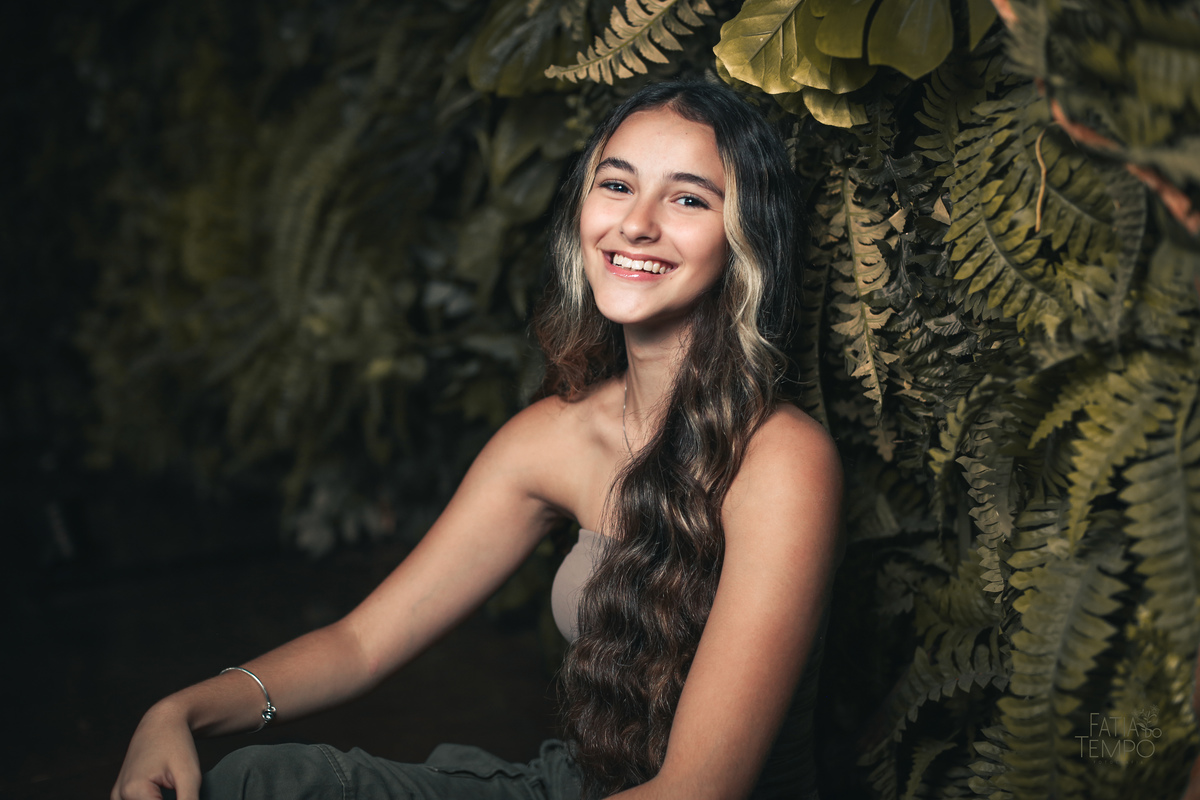 ensaio fotográfico, 15 anos, debutante, Sítio São Jorge, natureza, campo, vestido de debutante, luz natural, pôr do sol, elegância, juventude, celebração, flores, fotos externas, ensaio ao ar livre, beleza natural, sorriso, espontaneidade, emoção, estilo,