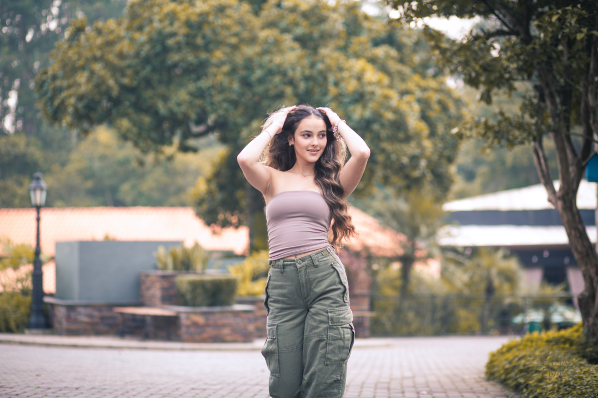 ensaio fotográfico, 15 anos, debutante, Sítio São Jorge, natureza, campo, vestido de debutante, luz natural, pôr do sol, elegância, juventude, celebração, flores, fotos externas, ensaio ao ar livre, beleza natural, sorriso, espontaneidade, emoção, estilo,