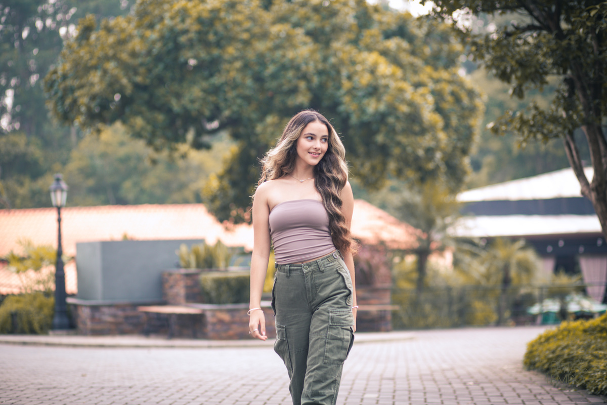 ensaio fotográfico, 15 anos, debutante, Sítio São Jorge, natureza, campo, vestido de debutante, luz natural, pôr do sol, elegância, juventude, celebração, flores, fotos externas, ensaio ao ar livre, beleza natural, sorriso, espontaneidade, emoção, estilo,