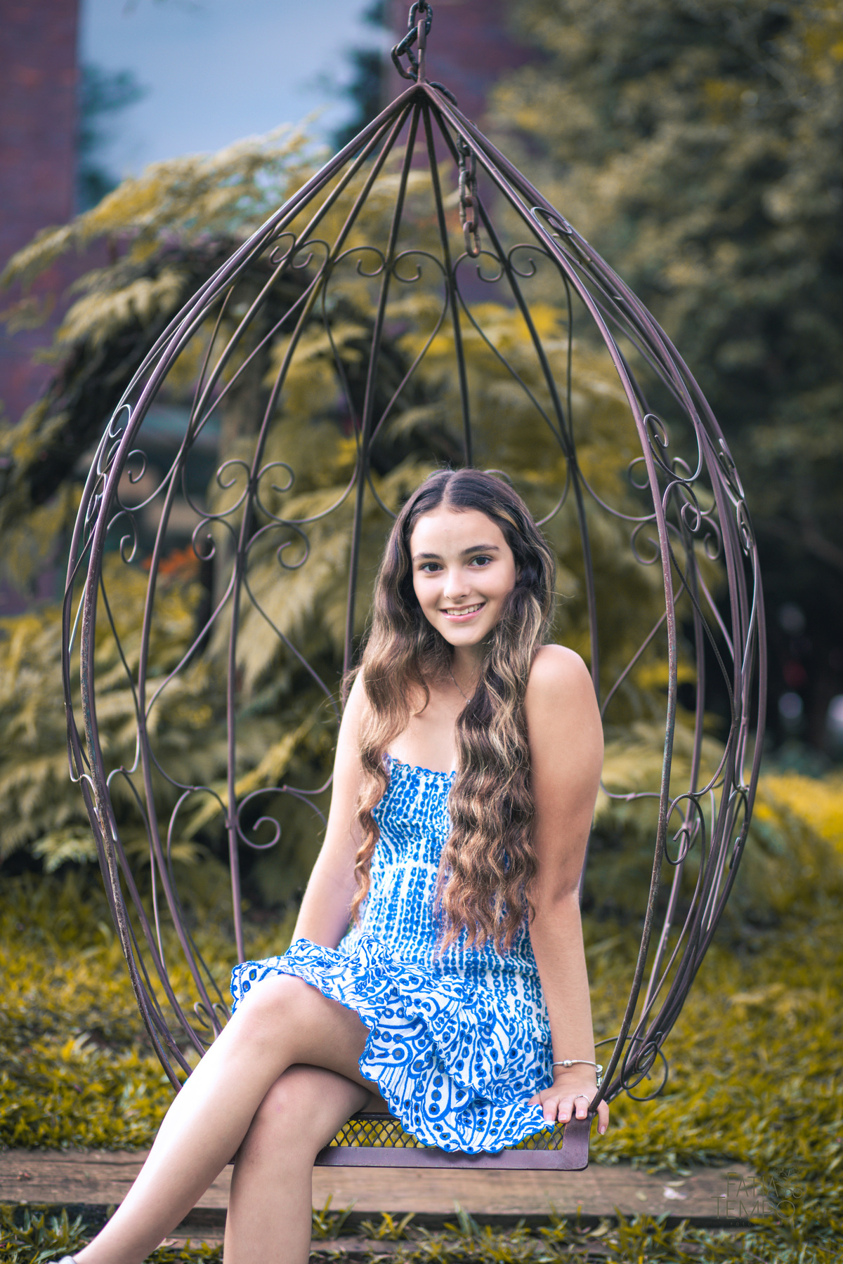 ensaio fotográfico, 15 anos, debutante, Sítio São Jorge, natureza, campo, vestido de debutante, luz natural, pôr do sol, elegância, juventude, celebração, flores, fotos externas, ensaio ao ar livre, beleza natural, sorriso, espontaneidade, emoção, estilo,