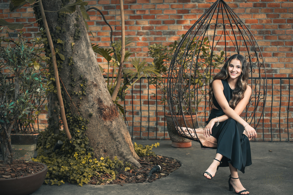 ensaio fotográfico, 15 anos, debutante, Sítio São Jorge, natureza, campo, vestido de debutante, luz natural, pôr do sol, elegância, juventude, celebração, flores, fotos externas, ensaio ao ar livre, beleza natural, sorriso, espontaneidade, emoção, estilo,