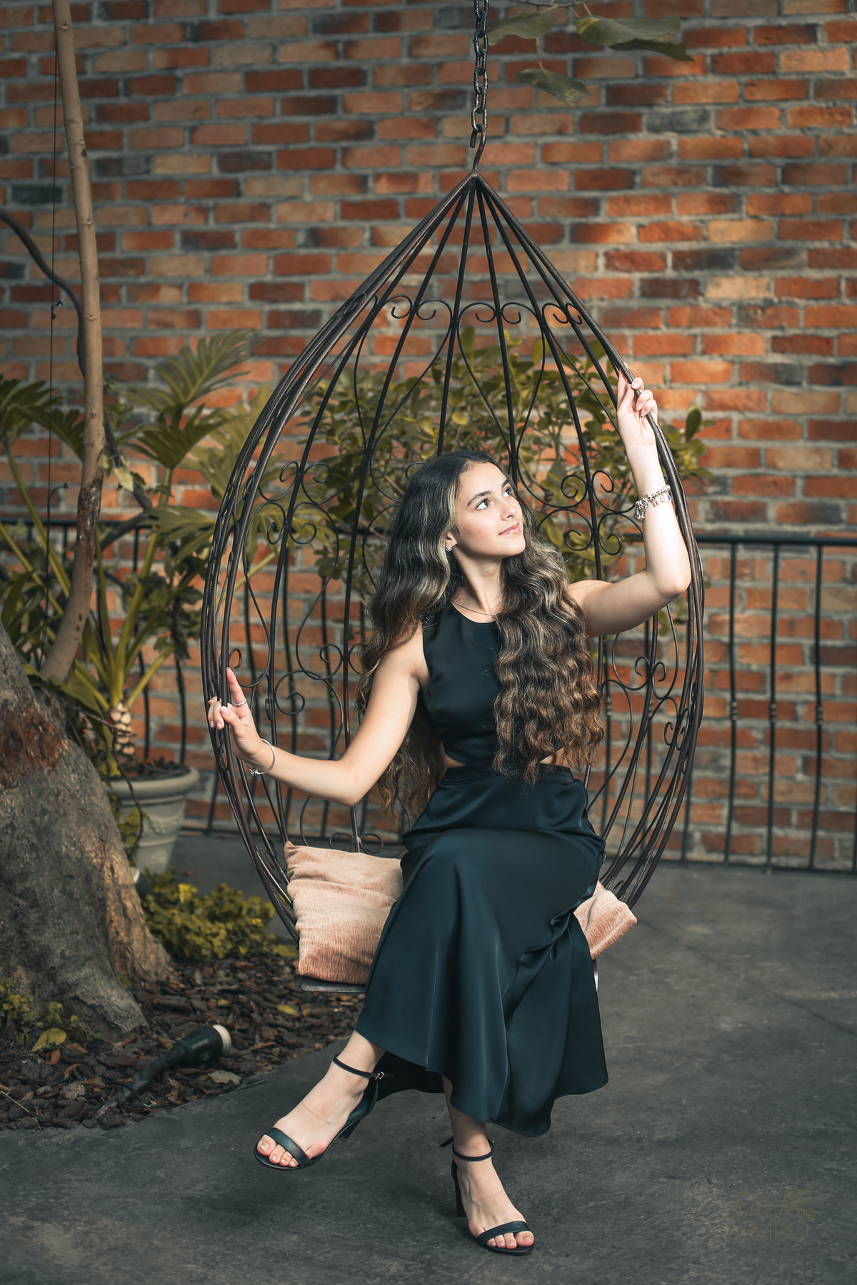 ensaio fotográfico, 15 anos, debutante, Sítio São Jorge, natureza, campo, vestido de debutante, luz natural, pôr do sol, elegância, juventude, celebração, flores, fotos externas, ensaio ao ar livre, beleza natural, sorriso, espontaneidade, emoção, estilo,