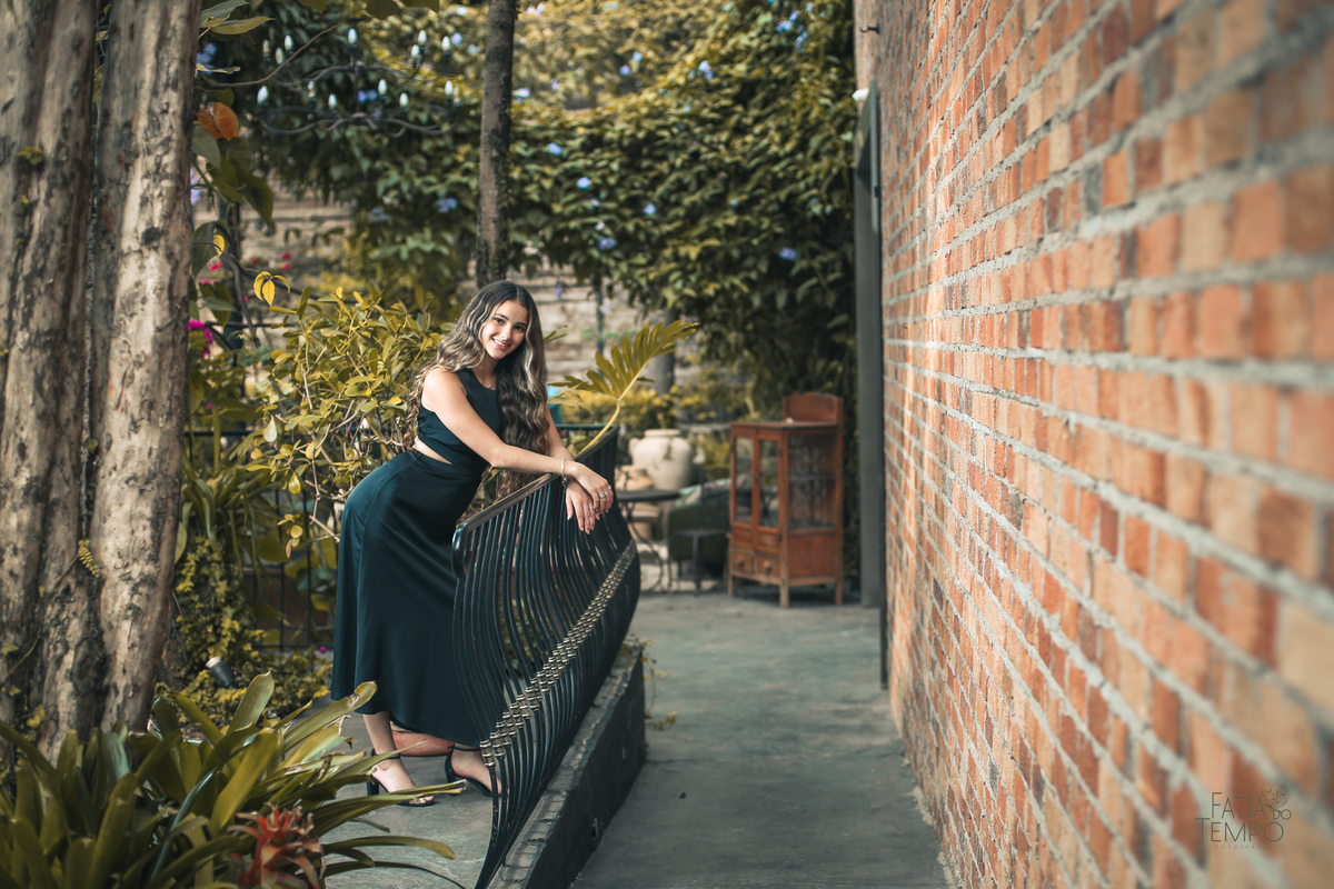 ensaio fotográfico, 15 anos, debutante, Sítio São Jorge, natureza, campo, vestido de debutante, luz natural, pôr do sol, elegância, juventude, celebração, flores, fotos externas, ensaio ao ar livre, beleza natural, sorriso, espontaneidade, emoção, estilo,