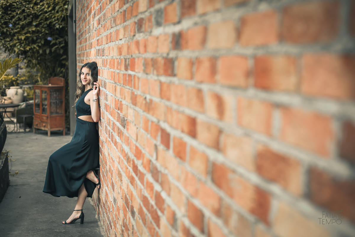 ensaio fotográfico, 15 anos, debutante, Sítio São Jorge, natureza, campo, vestido de debutante, luz natural, pôr do sol, elegância, juventude, celebração, flores, fotos externas, ensaio ao ar livre, beleza natural, sorriso, espontaneidade, emoção, estilo,