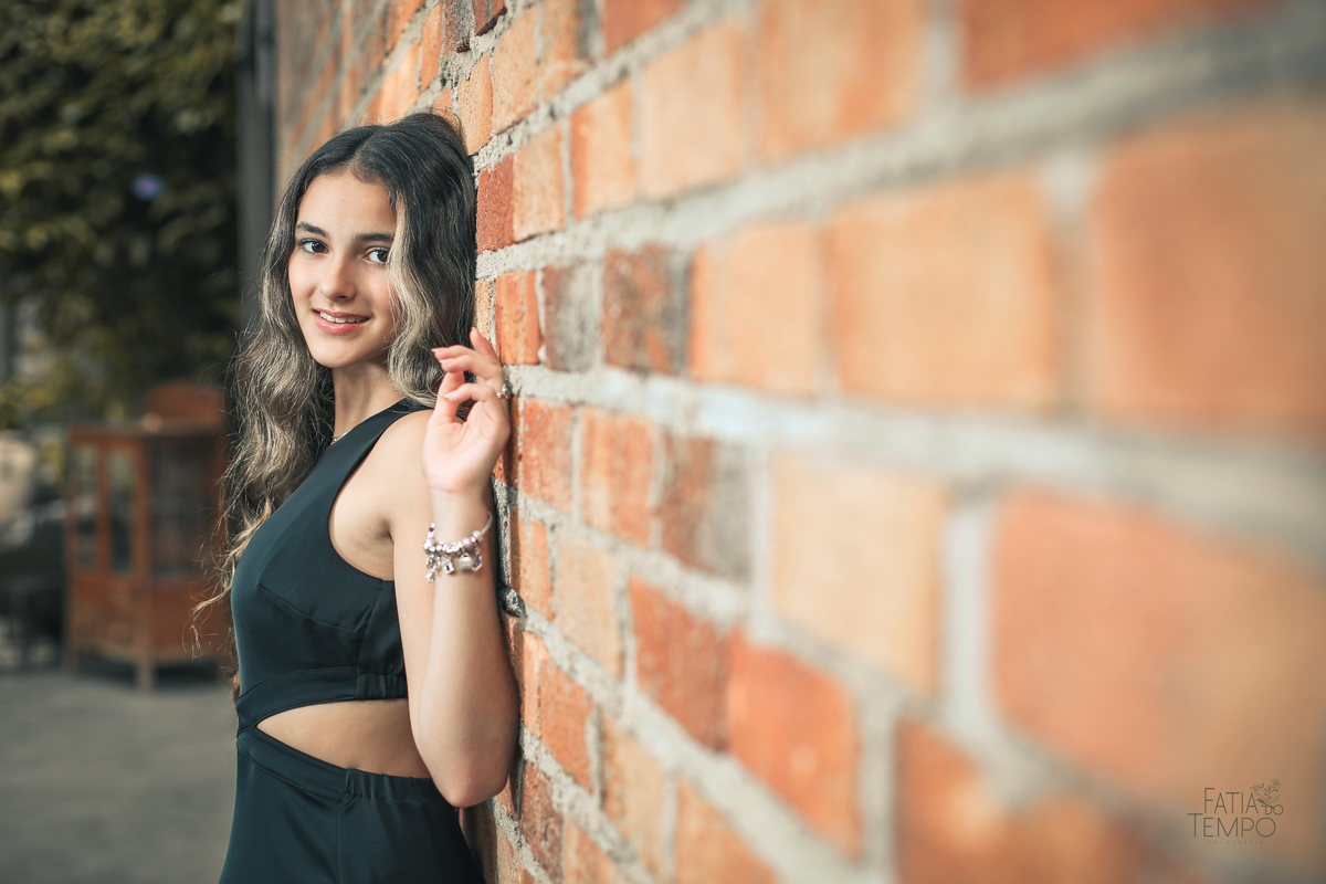 ensaio fotográfico, 15 anos, debutante, Sítio São Jorge, natureza, campo, vestido de debutante, luz natural, pôr do sol, elegância, juventude, celebração, flores, fotos externas, ensaio ao ar livre, beleza natural, sorriso, espontaneidade, emoção, estilo,