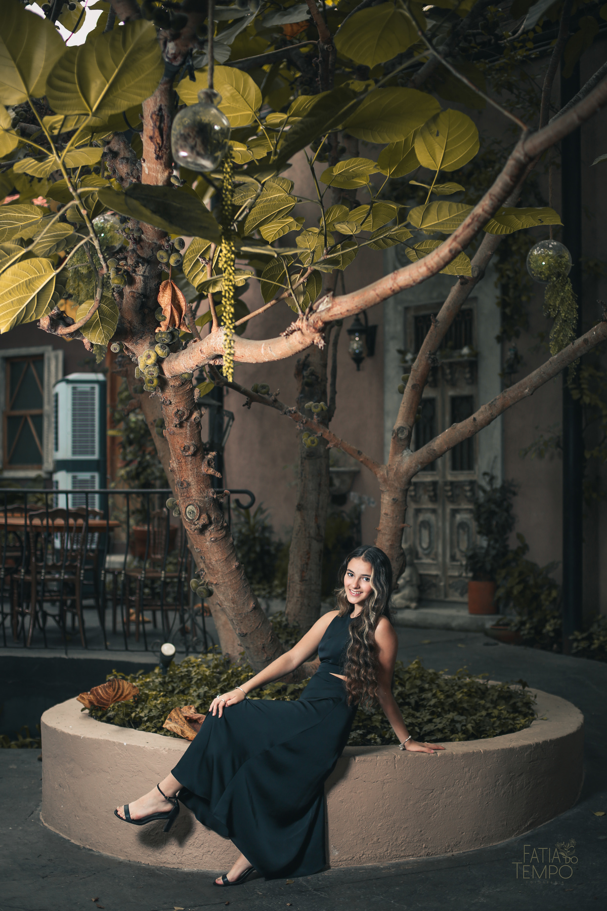 ensaio fotográfico, 15 anos, debutante, Sítio São Jorge, natureza, campo, vestido de debutante, luz natural, pôr do sol, elegância, juventude, celebração, flores, fotos externas, ensaio ao ar livre, beleza natural, sorriso, espontaneidade, emoção, estilo,