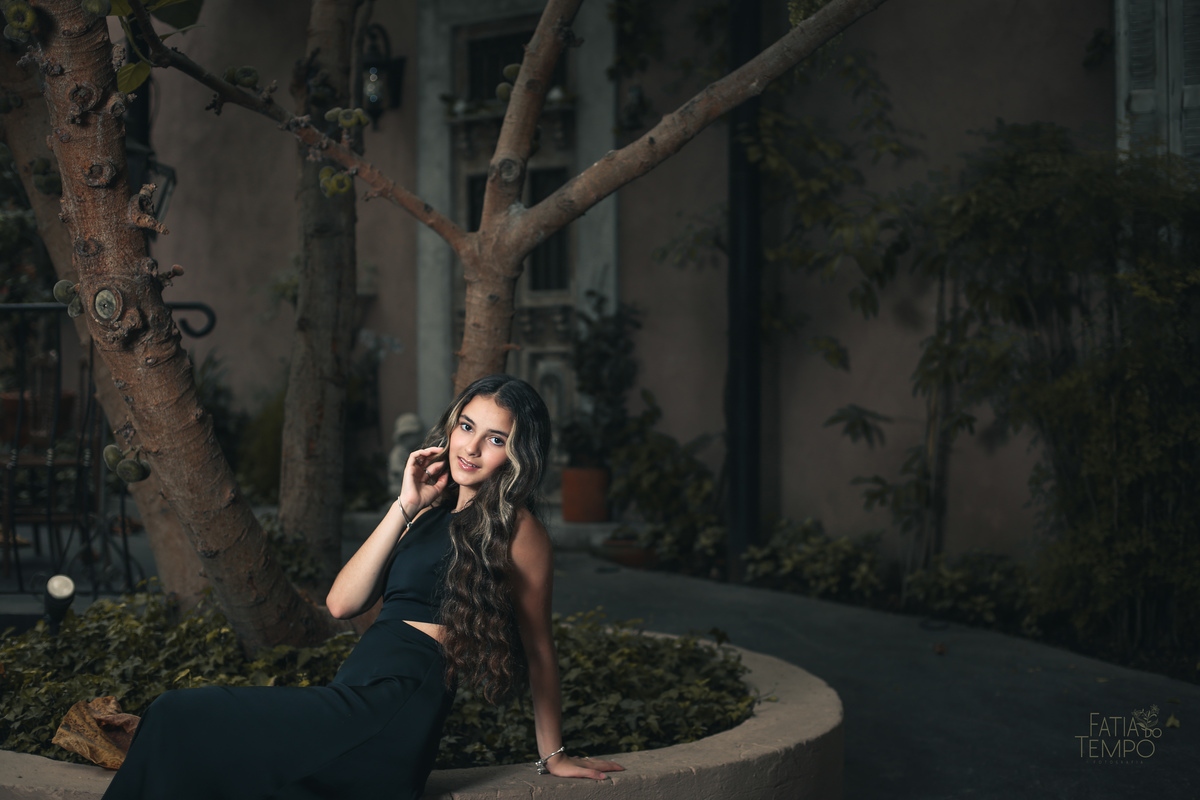 ensaio fotográfico, 15 anos, debutante, Sítio São Jorge, natureza, campo, vestido de debutante, luz natural, pôr do sol, elegância, juventude, celebração, flores, fotos externas, ensaio ao ar livre, beleza natural, sorriso, espontaneidade, emoção, estilo,