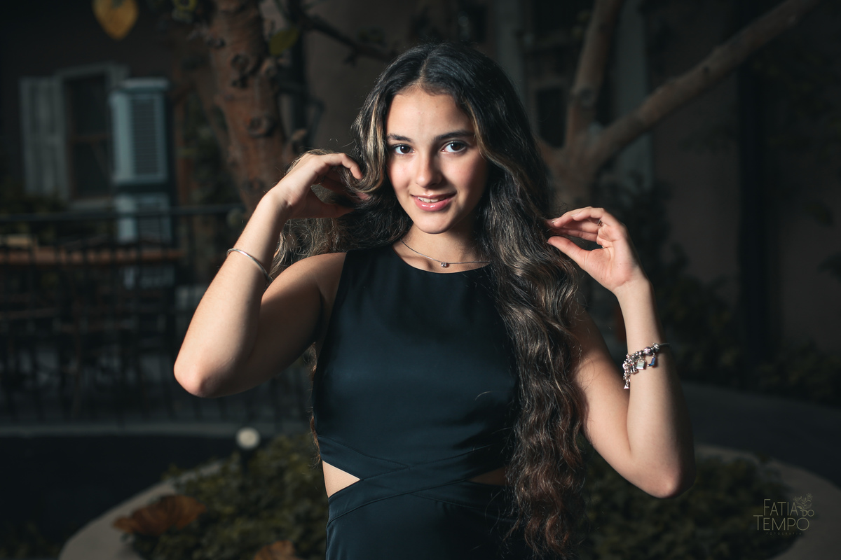 ensaio fotográfico, 15 anos, debutante, Sítio São Jorge, natureza, campo, vestido de debutante, luz natural, pôr do sol, elegância, juventude, celebração, flores, fotos externas, ensaio ao ar livre, beleza natural, sorriso, espontaneidade, emoção, estilo,