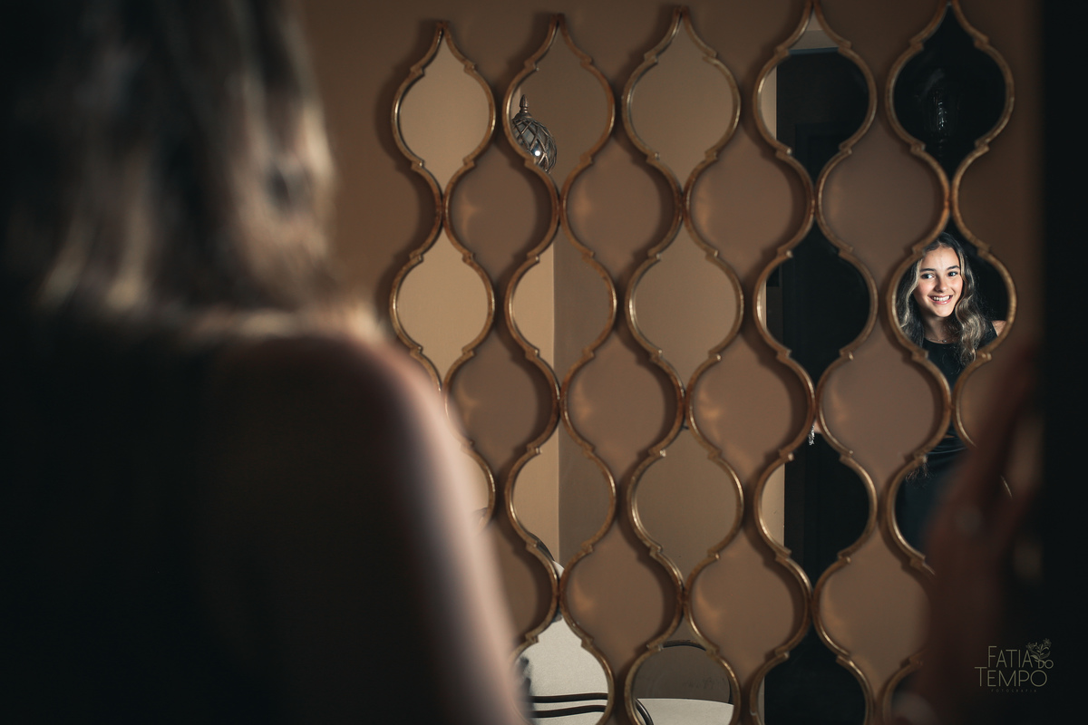 ensaio fotográfico, 15 anos, debutante, Sítio São Jorge, natureza, campo, vestido de debutante, luz natural, pôr do sol, elegância, juventude, celebração, flores, fotos externas, ensaio ao ar livre, beleza natural, sorriso, espontaneidade, emoção, estilo,