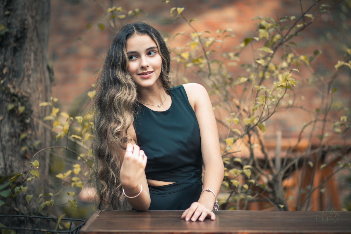 ensaio fotográfico, 15 anos, debutante, Sítio São Jorge, natureza, campo, vestido de debutante, luz natural, pôr do sol, elegância, juventude, celebração, flores, fotos externas, ensaio ao ar livre, beleza natural, sorriso, espontaneidade, emoção, estilo,
