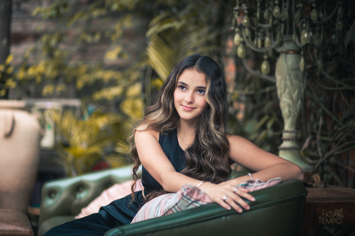 ensaio fotográfico, 15 anos, debutante, Sítio São Jorge, natureza, campo, vestido de debutante, luz natural, pôr do sol, elegância, juventude, celebração, flores, fotos externas, ensaio ao ar livre, beleza natural, sorriso, espontaneidade, emoção, estilo,