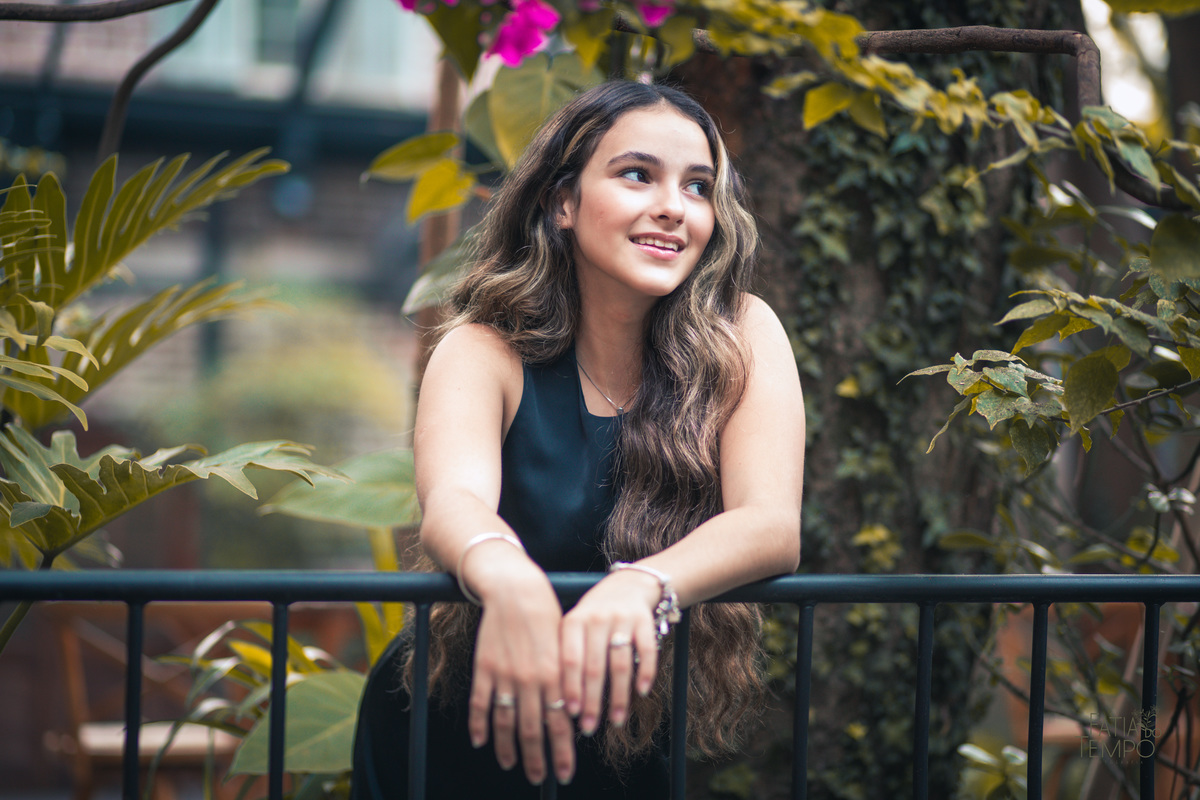 ensaio fotográfico, 15 anos, debutante, Sítio São Jorge, natureza, campo, vestido de debutante, luz natural, pôr do sol, elegância, juventude, celebração, flores, fotos externas, ensaio ao ar livre, beleza natural, sorriso, espontaneidade, emoção, estilo,