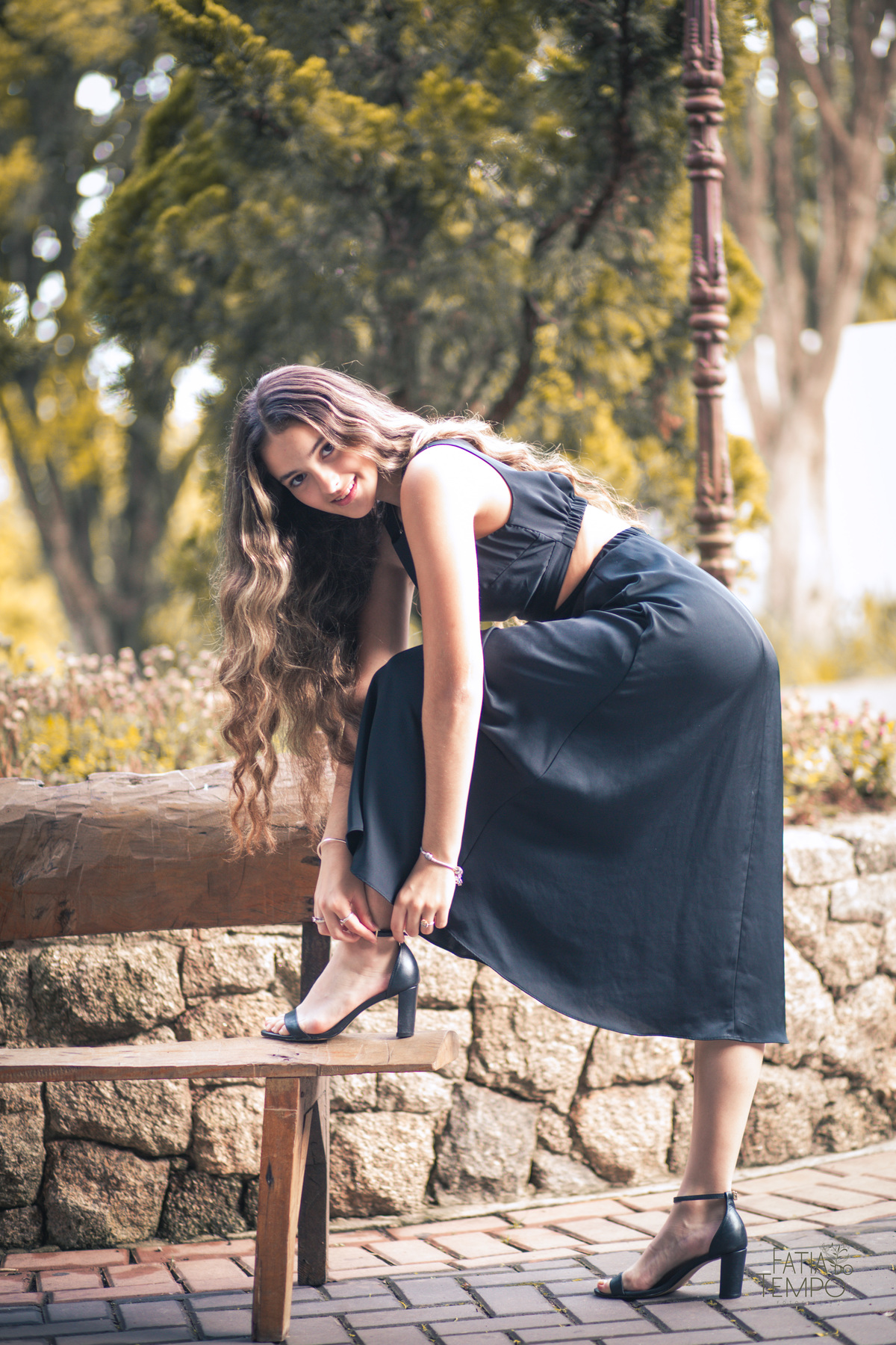 ensaio fotográfico, 15 anos, debutante, Sítio São Jorge, natureza, campo, vestido de debutante, luz natural, pôr do sol, elegância, juventude, celebração, flores, fotos externas, ensaio ao ar livre, beleza natural, sorriso, espontaneidade, emoção, estilo,