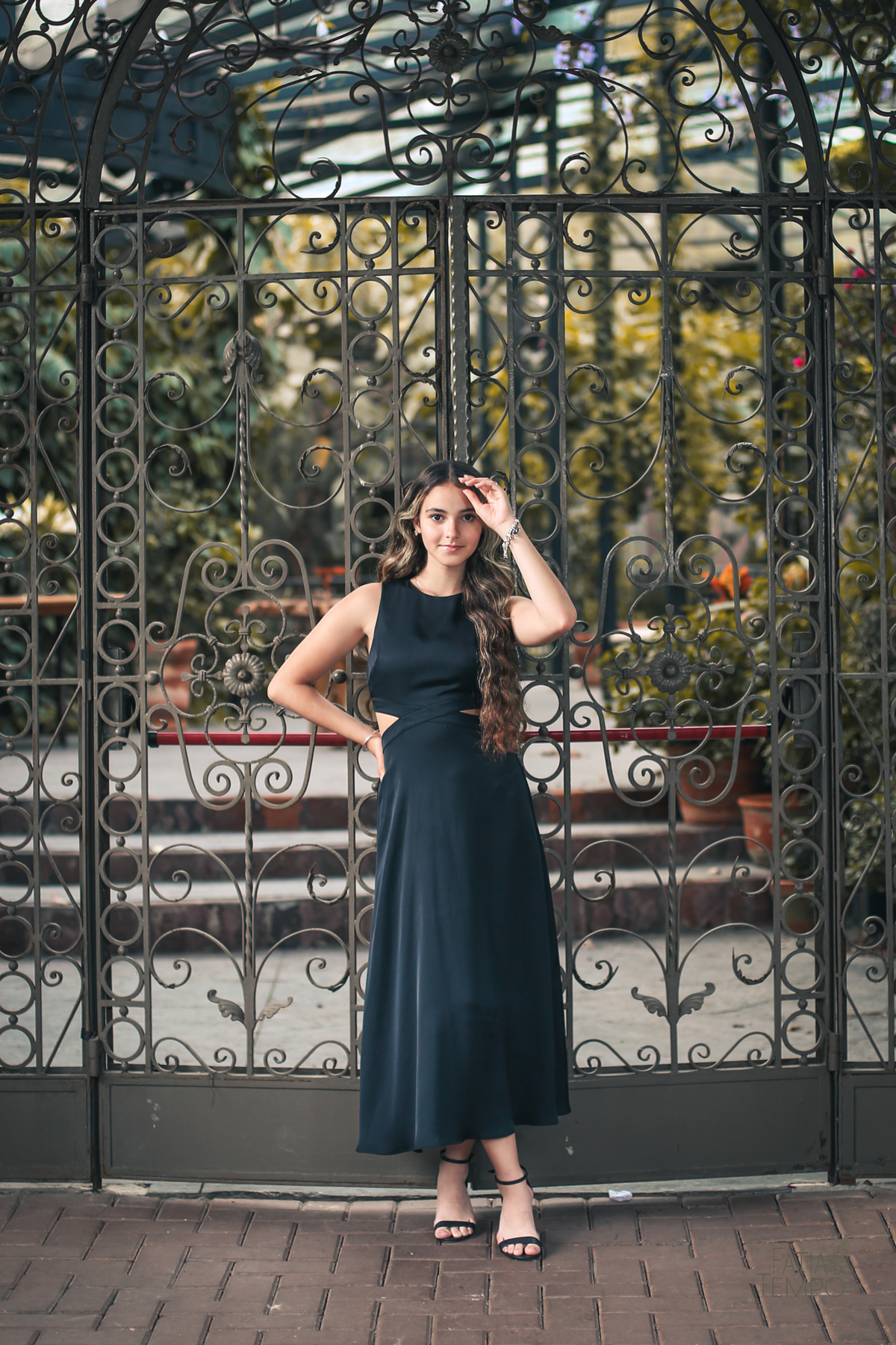 ensaio fotográfico, 15 anos, debutante, Sítio São Jorge, natureza, campo, vestido de debutante, luz natural, pôr do sol, elegância, juventude, celebração, flores, fotos externas, ensaio ao ar livre, beleza natural, sorriso, espontaneidade, emoção, estilo,