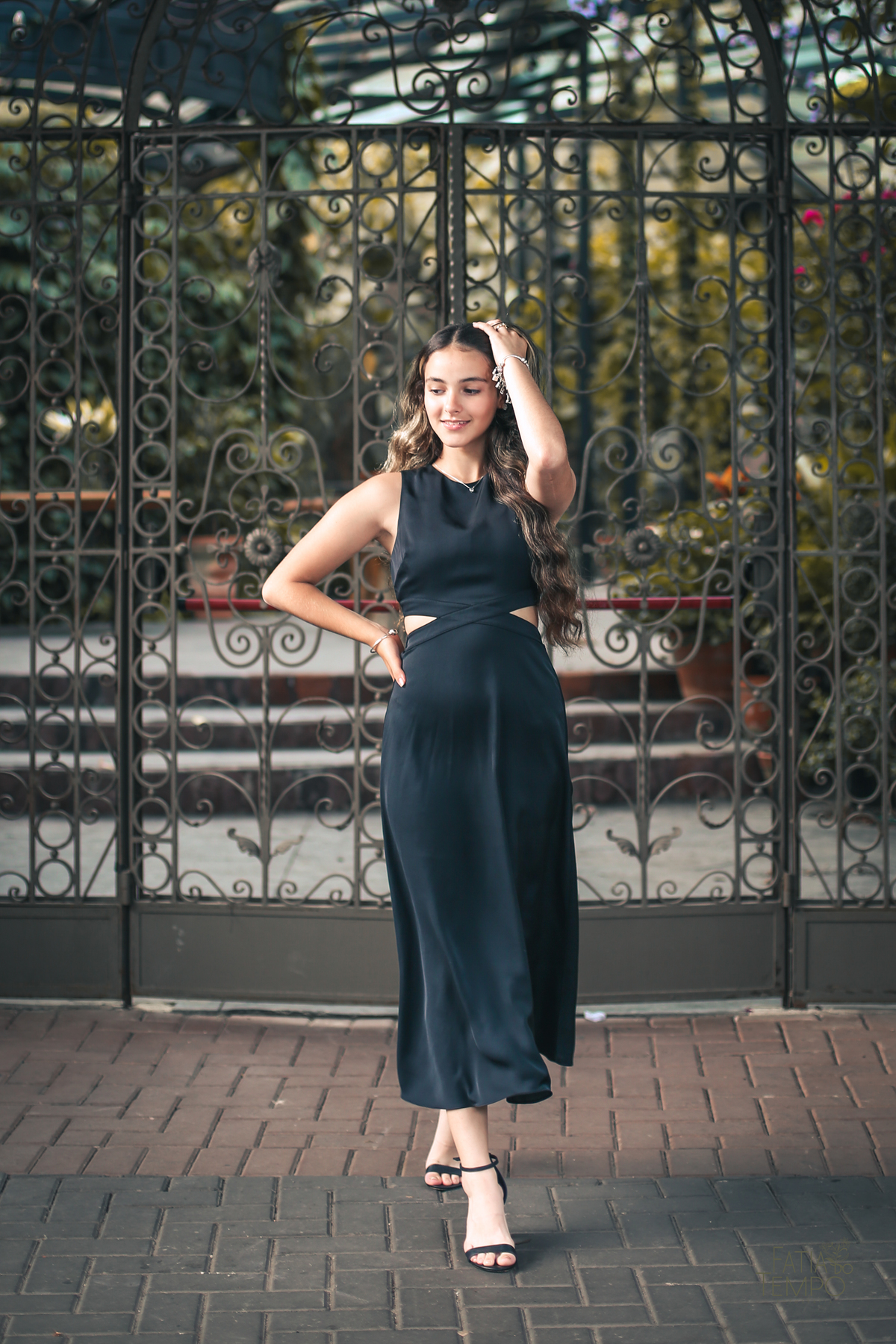 ensaio fotográfico, 15 anos, debutante, Sítio São Jorge, natureza, campo, vestido de debutante, luz natural, pôr do sol, elegância, juventude, celebração, flores, fotos externas, ensaio ao ar livre, beleza natural, sorriso, espontaneidade, emoção, estilo,