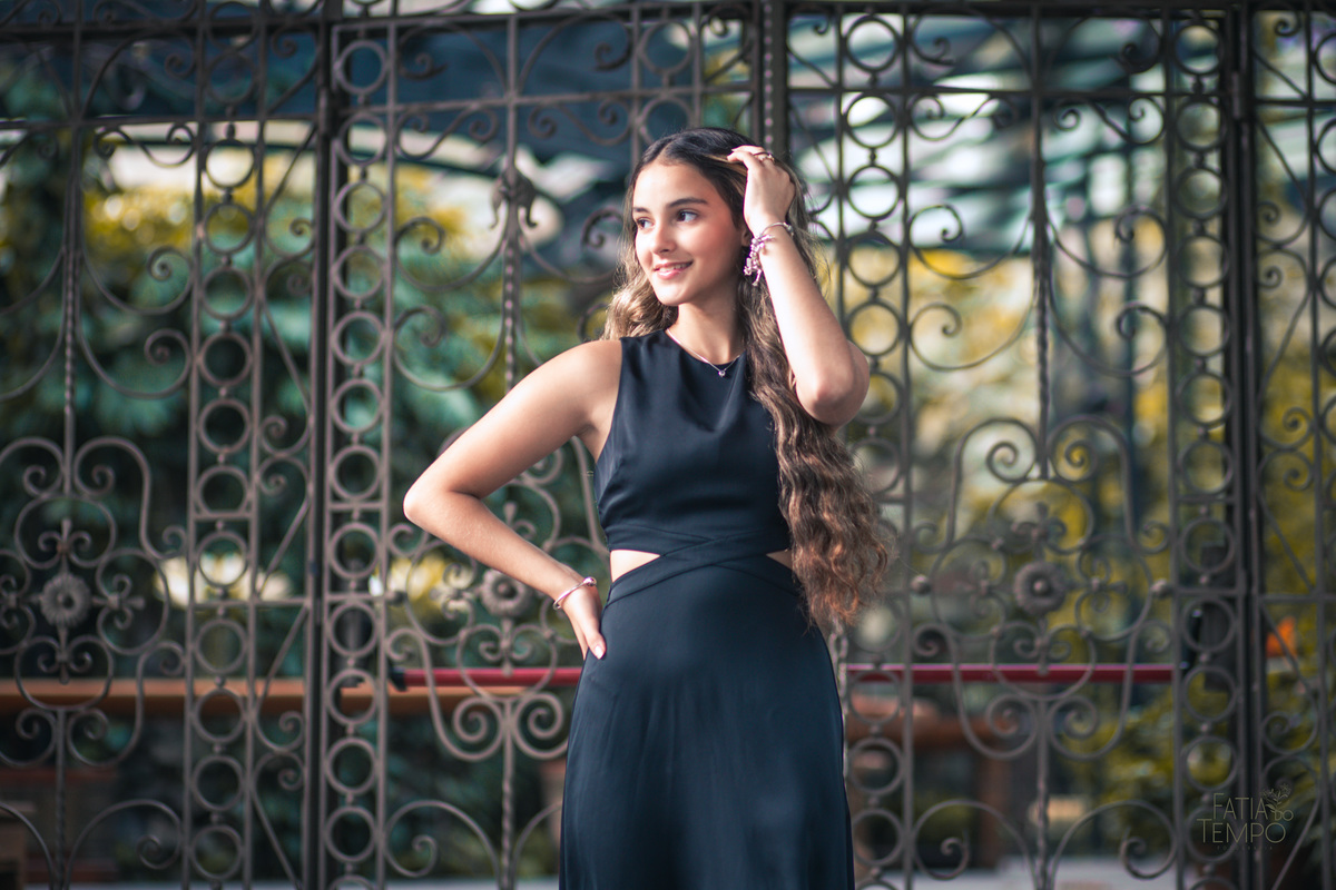 ensaio fotográfico, 15 anos, debutante, Sítio São Jorge, natureza, campo, vestido de debutante, luz natural, pôr do sol, elegância, juventude, celebração, flores, fotos externas, ensaio ao ar livre, beleza natural, sorriso, espontaneidade, emoção, estilo,