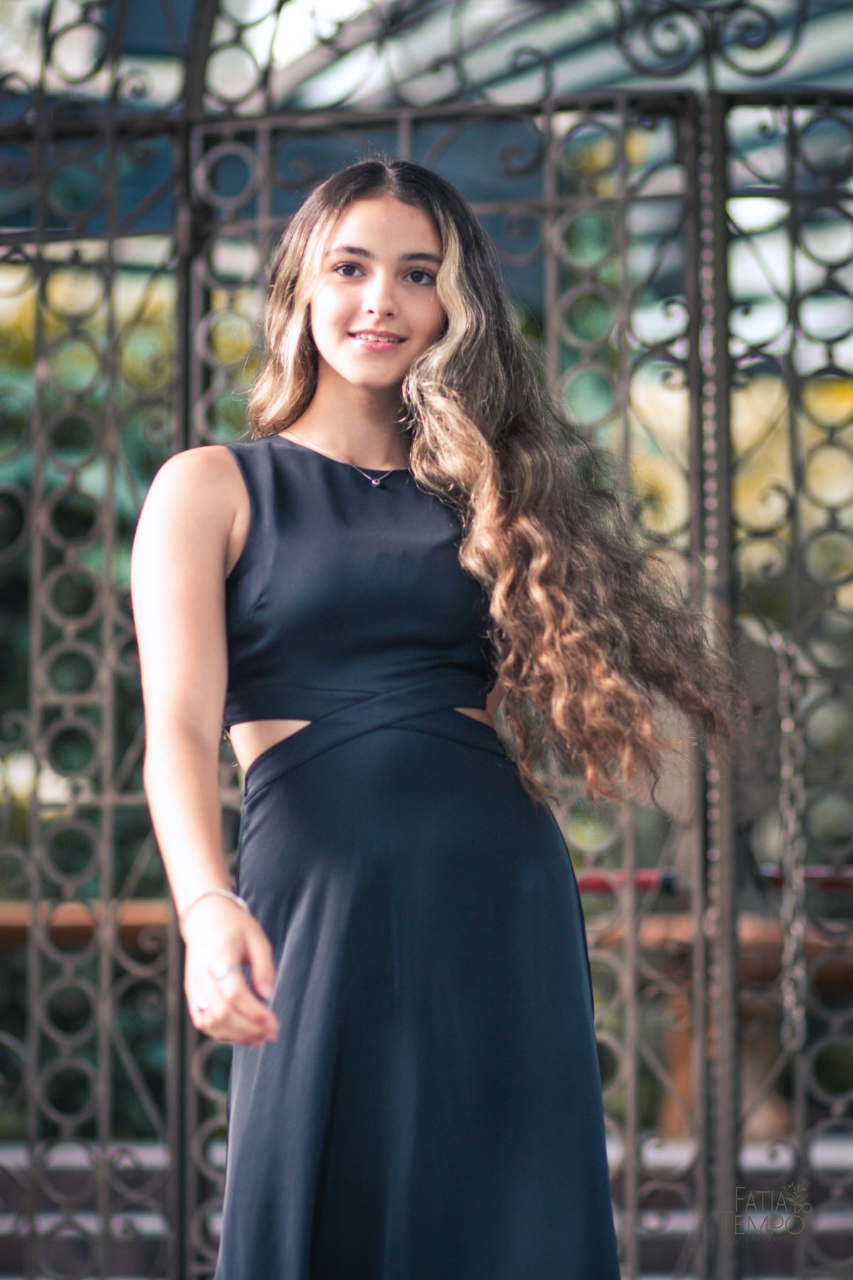 ensaio fotográfico, 15 anos, debutante, Sítio São Jorge, natureza, campo, vestido de debutante, luz natural, pôr do sol, elegância, juventude, celebração, flores, fotos externas, ensaio ao ar livre, beleza natural, sorriso, espontaneidade, emoção, estilo,