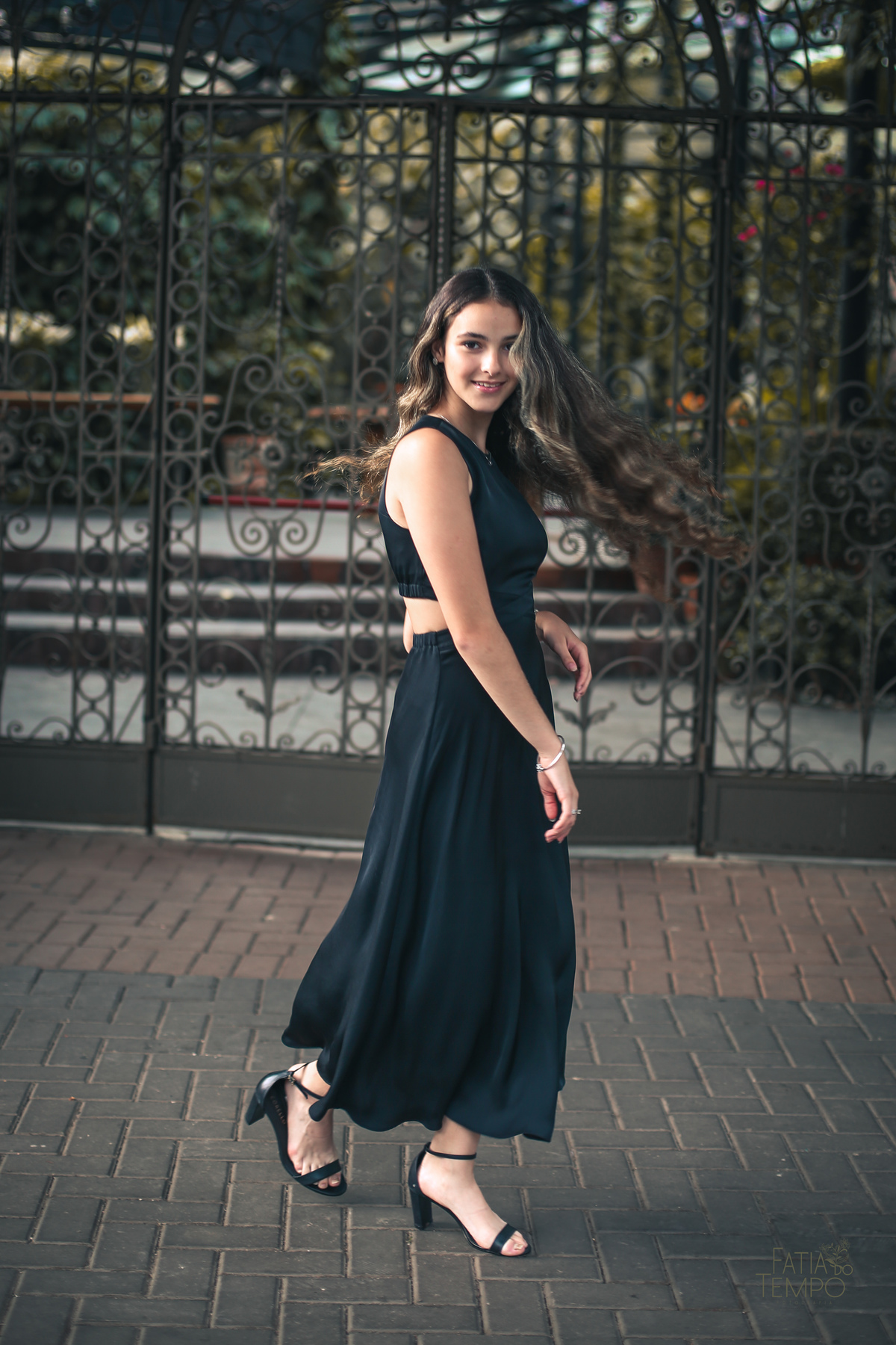 ensaio fotográfico, 15 anos, debutante, Sítio São Jorge, natureza, campo, vestido de debutante, luz natural, pôr do sol, elegância, juventude, celebração, flores, fotos externas, ensaio ao ar livre, beleza natural, sorriso, espontaneidade, emoção, estilo,