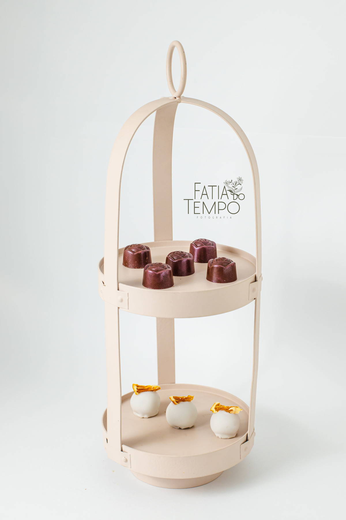 doces finos, elegância, sabor, delicadeza, confeitaria, luxo, sobremesas, detalhes, arte, gourmet, requinte, beleza, paladar, festa, sofisticação, mesa doce, fotografia, cardápio novo, lançamento, inspiração, chocolate, brigadeiro, nozes, damasco, frutas 