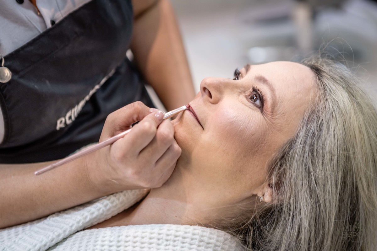 debutante, luxo, sofisticação, elegância, glamour, festa, cenário, brilho, requinte, estilo, decoração, vestido, balada, beleza, produção, exclusividade, juventude, comemoração, emoção, charme, iluminação, fotografia, ambiente, detalhes, evento, presença,