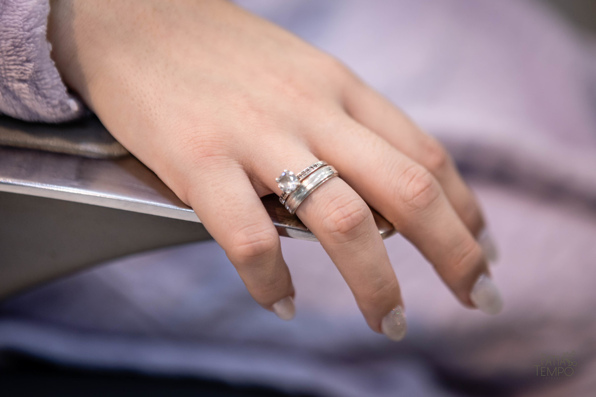 debutante, luxo, sofisticação, elegância, glamour, festa, cenário, brilho, requinte, estilo, decoração, vestido, balada, beleza, produção, exclusividade, juventude, comemoração, emoção, charme, iluminação, fotografia, ambiente, detalhes, evento, presença,