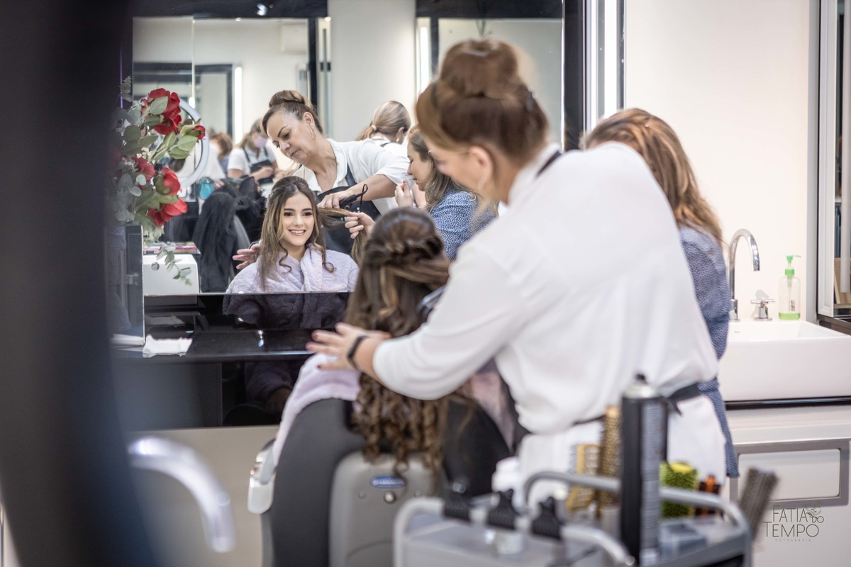 debutante, luxo, sofisticação, elegância, glamour, festa, cenário, brilho, requinte, estilo, decoração, vestido, balada, beleza, produção, exclusividade, juventude, comemoração, emoção, charme, iluminação, fotografia, ambiente, detalhes, evento, presença,