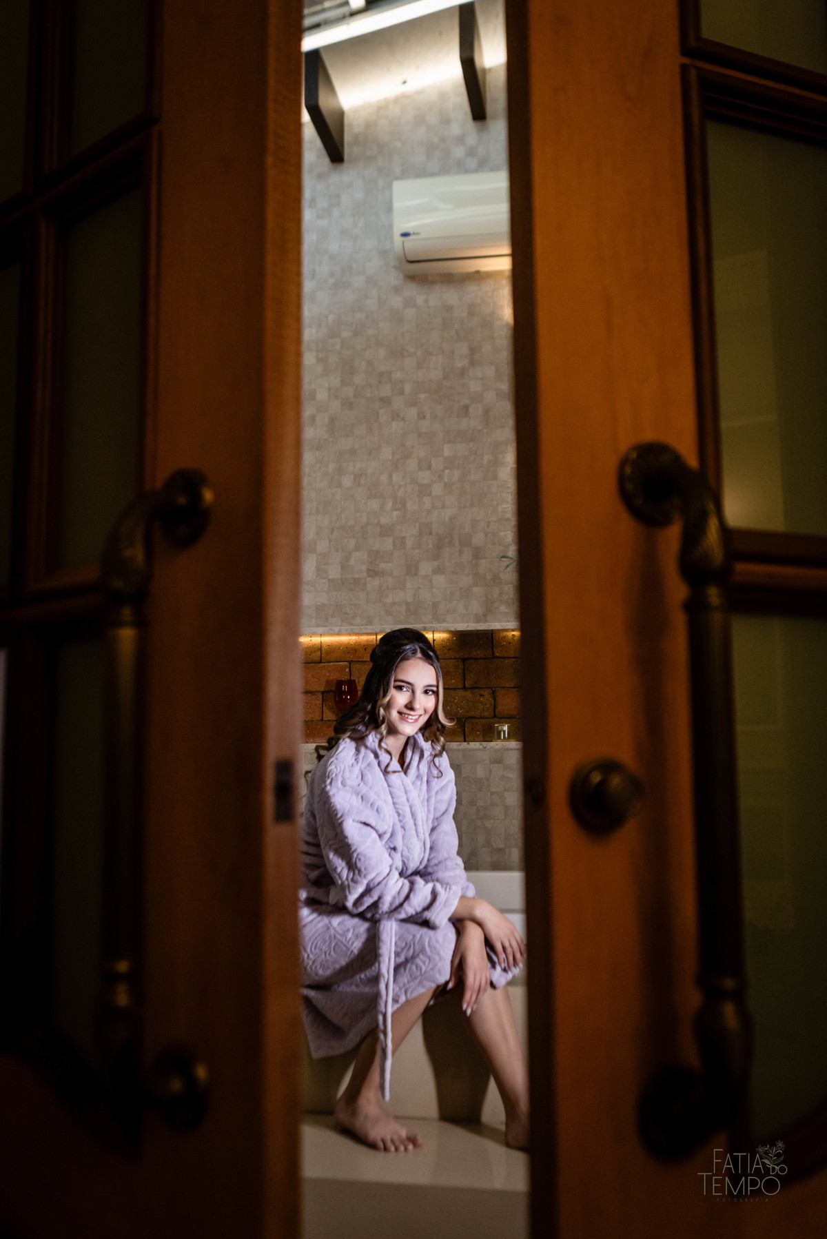 debutante, luxo, sofisticação, elegância, glamour, festa, cenário, brilho, requinte, estilo, decoração, vestido, balada, beleza, produção, exclusividade, juventude, comemoração, emoção, charme, iluminação, fotografia, ambiente, detalhes, evento, presença,